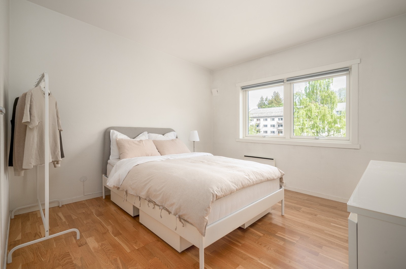 Rommet kan enkelt innredes med dobbeltseng og diverse oppbevaringsmøblement. Galleribilde