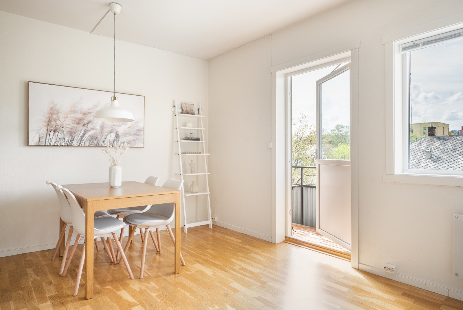 Fra stuen er det dør ut til balkongen. Galleribilde