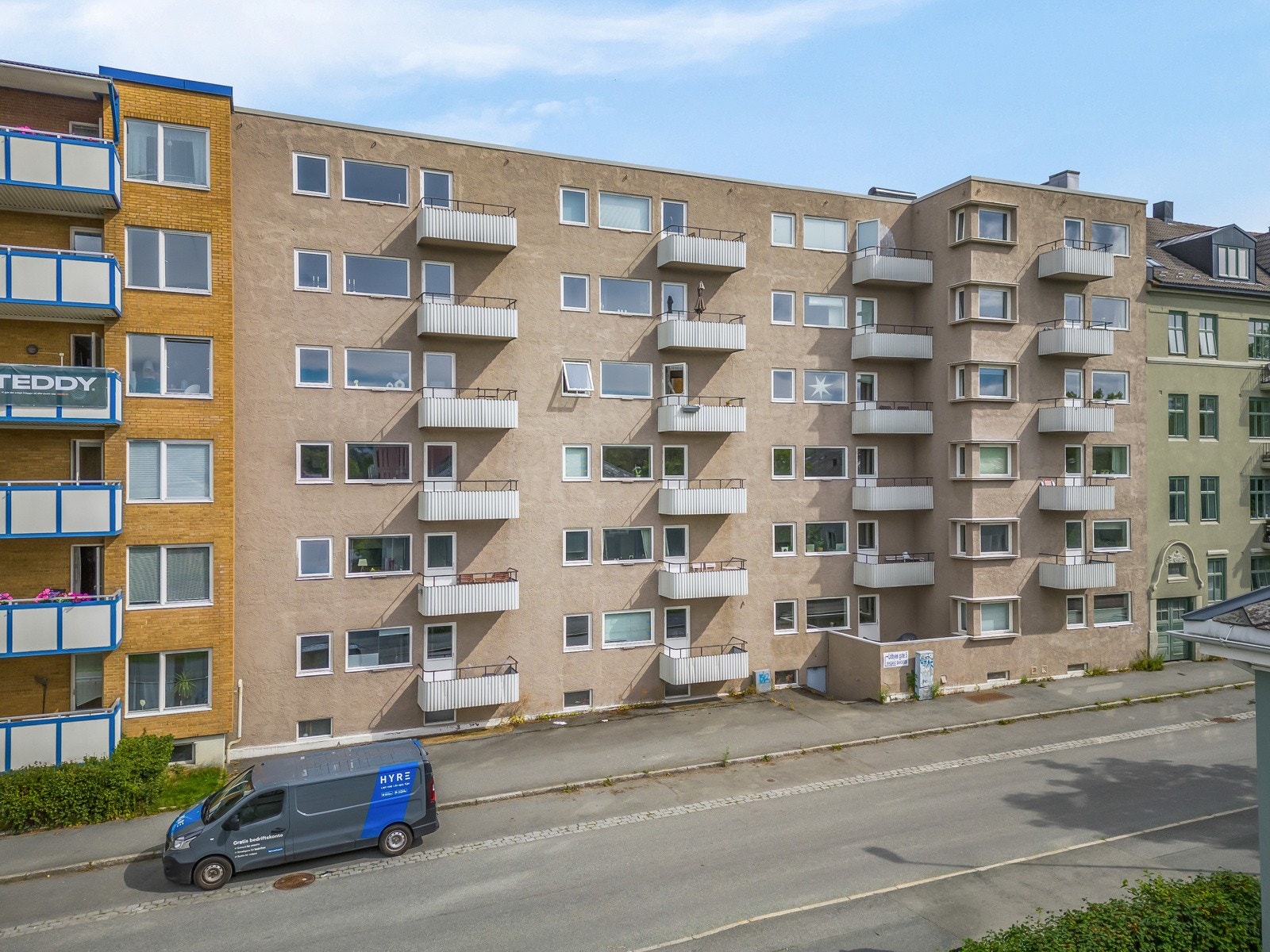 Leiligheten ligger i et veldrevet sameie der hele blokken ble oppusset i 2013. Galleribilde