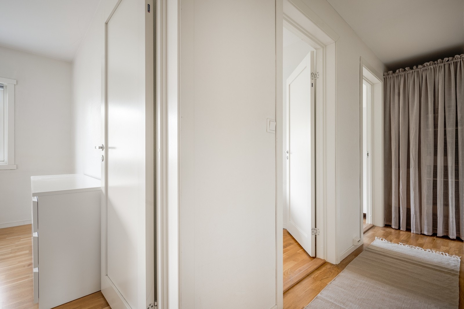 Gangen på 8,5 kvm deler av leiligheten på en fin måte med adkomst til alle rom. Galleribilde