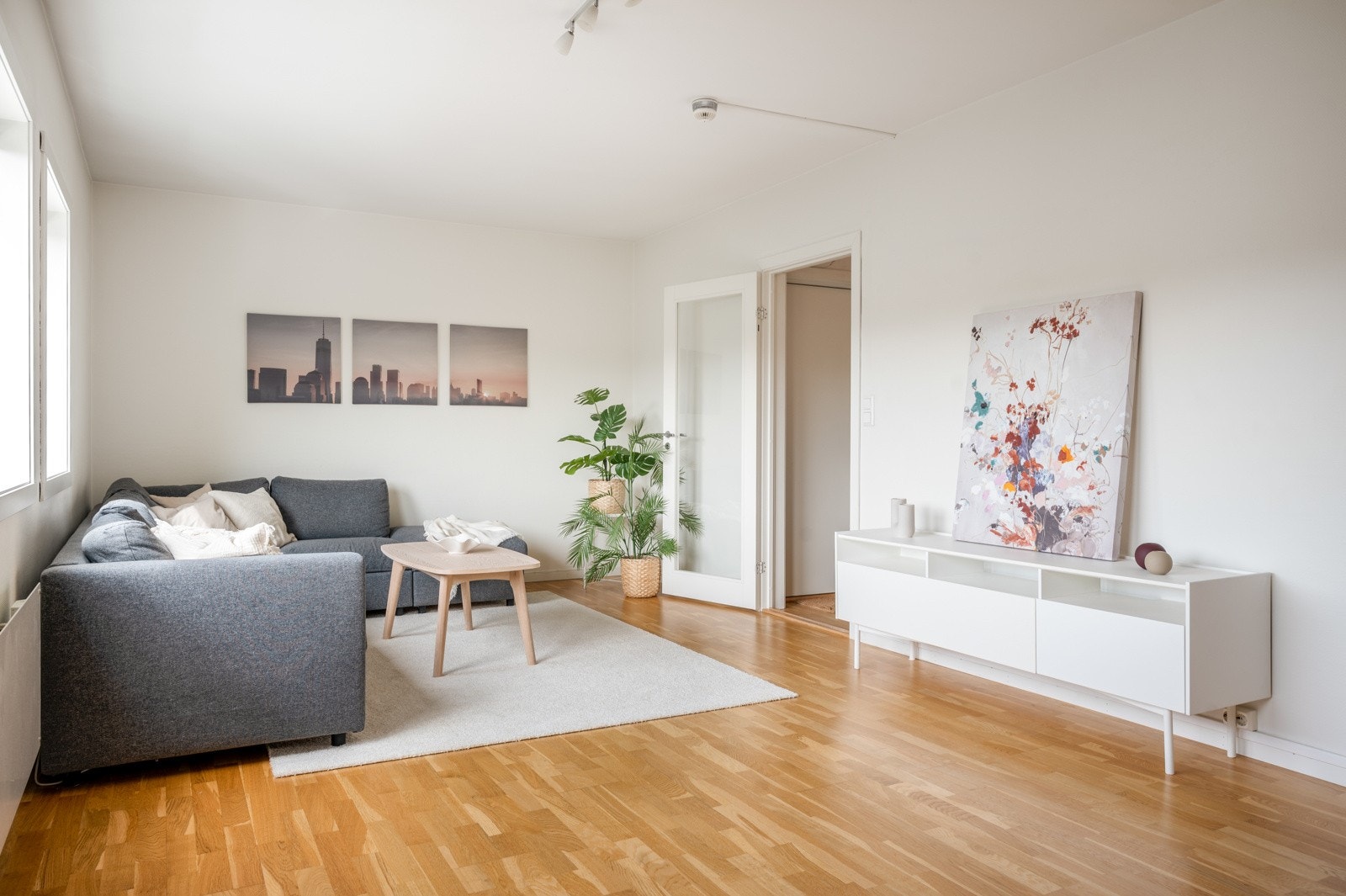 Stuen kan enkelt møbleres etter eget ønske med blant annet sofakrok og diverse mediemøblement. Galleribilde