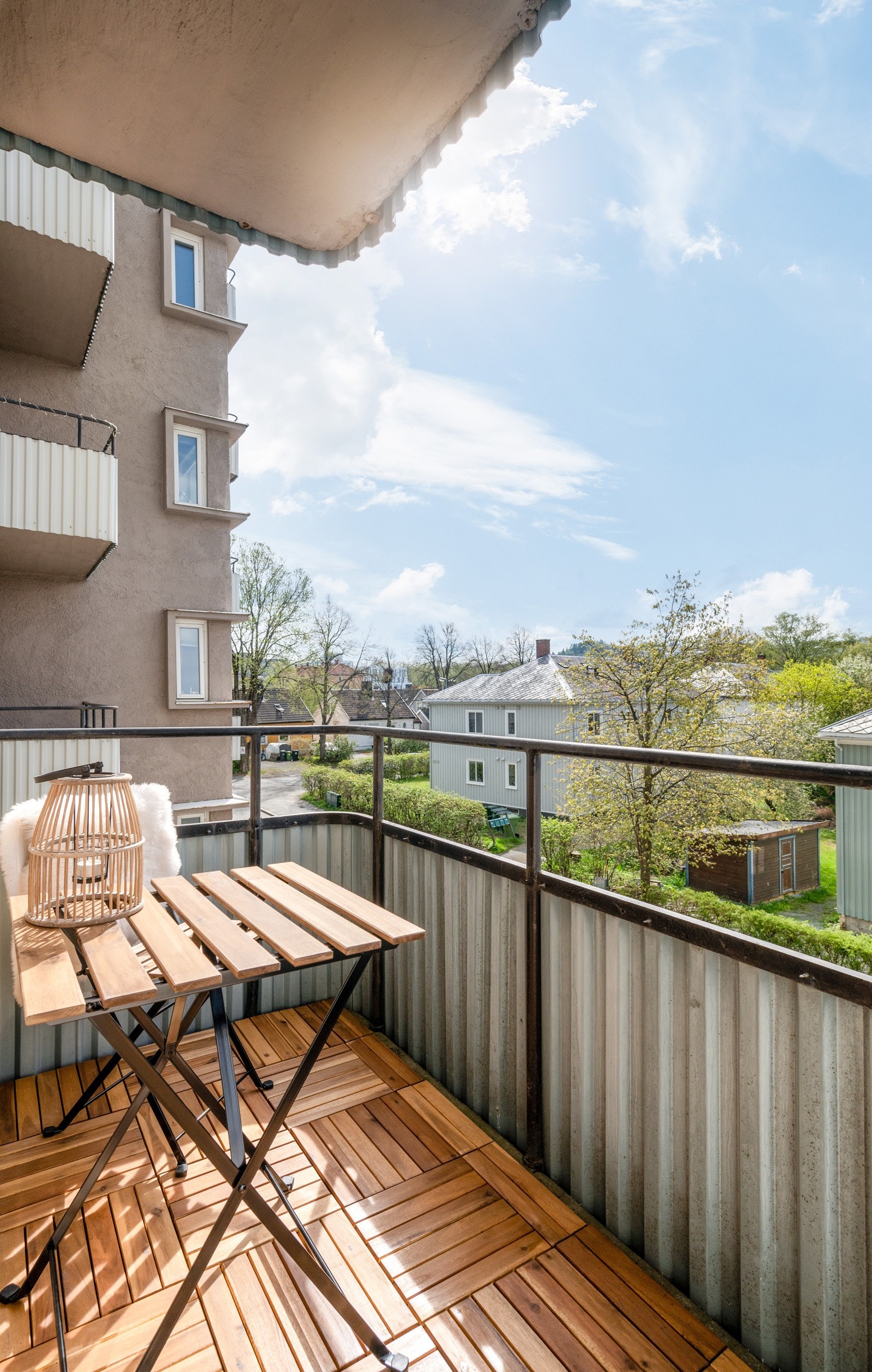 Balkongen måler omtrent 3 kvm. Akkurat plass til en liten spisegruppe. Galleribilde