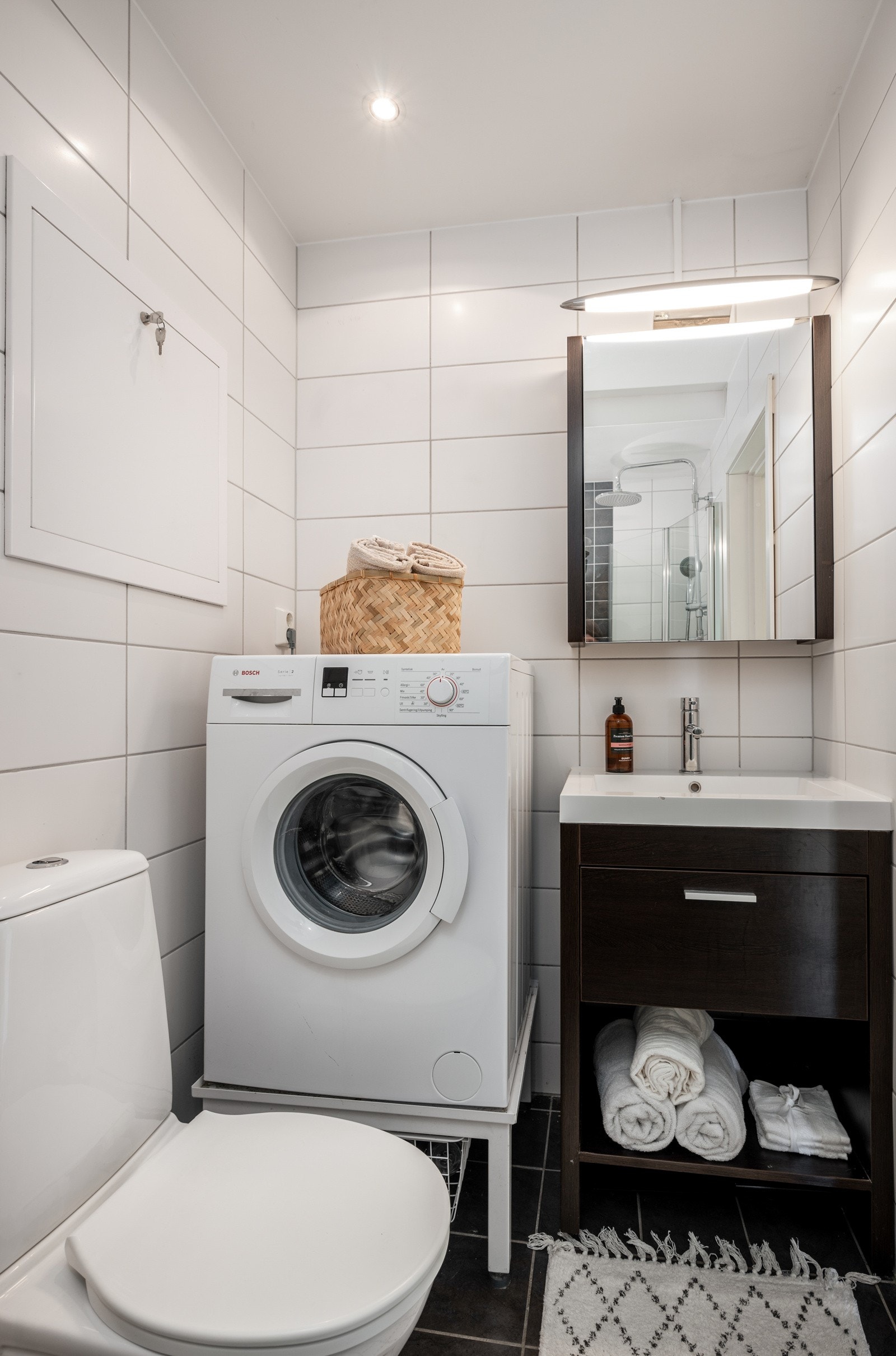 Praktisk innredet bad på 3 kvm. Vaskemaskin medfølger i handelen. Galleribilde