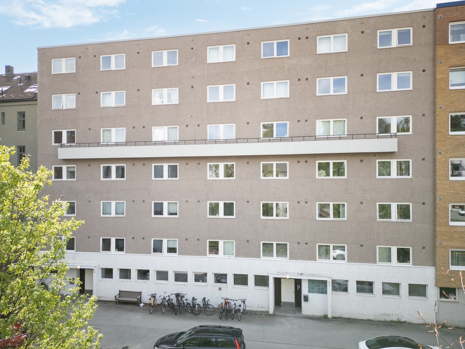 Seksjonen har parkeringsplass i fellesarealet i bakgården. Galleribilde