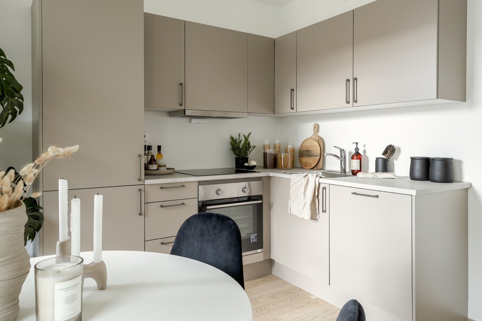 Kjøkkenet fra HTH har godt med skap- og benkeplass. Galleribilde