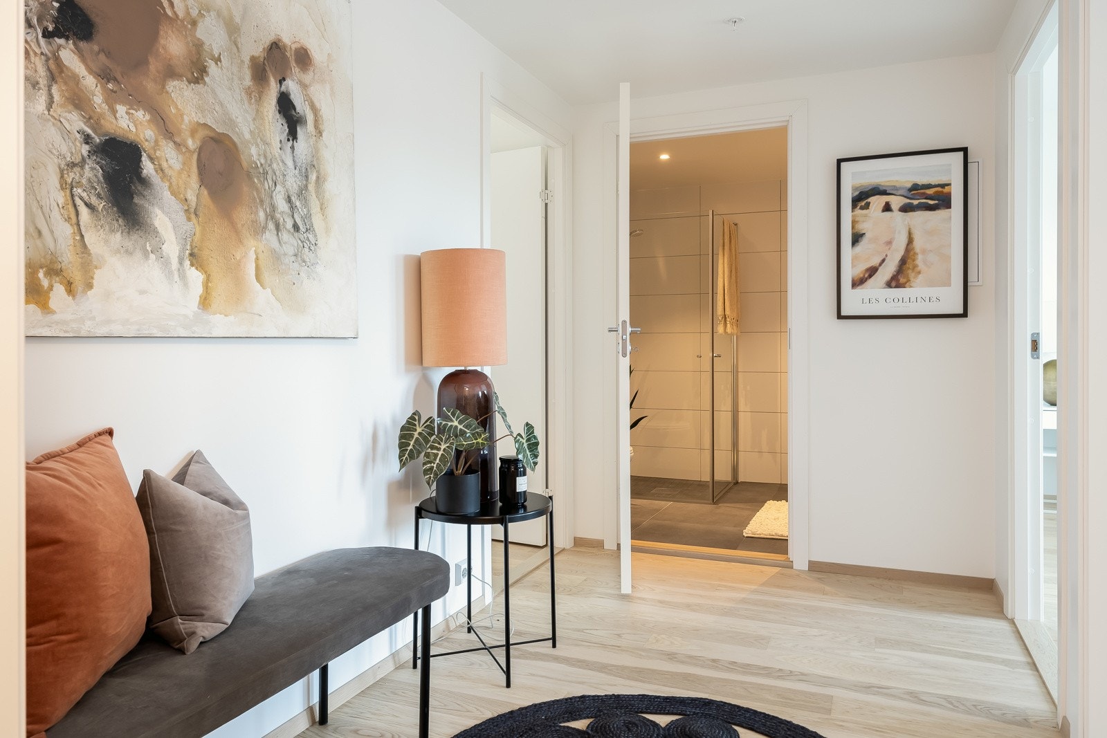 Vel inne i entré møter du lyse gulv som er gjennomgående for alle rom i boligen (med unntak av bad). Galleribilde