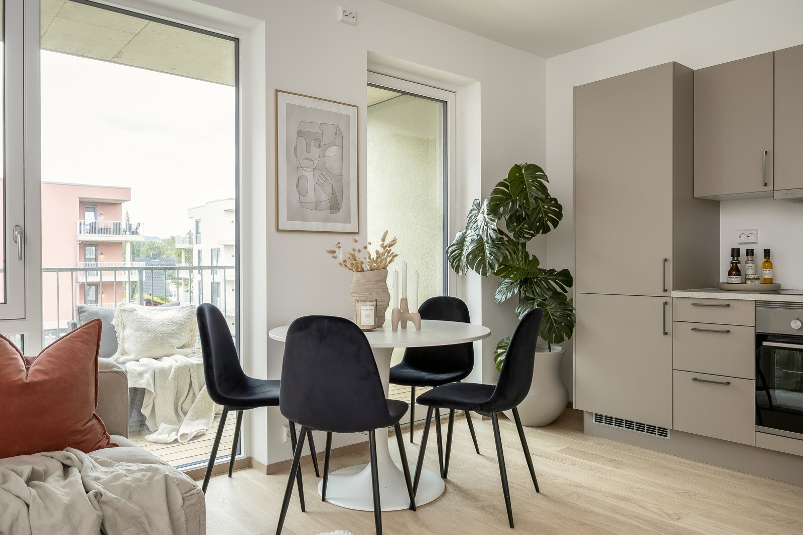 Leiligheten har moderne og gjennomtenkte løsninger i alle rom. Galleribilde