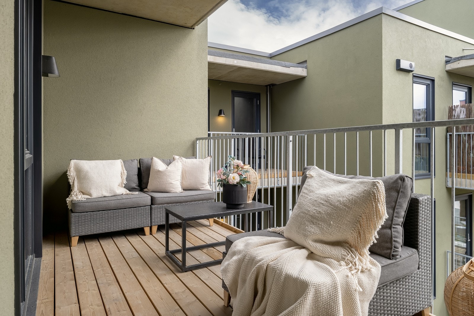 Balkongen blir en herlig forlengelse av stue/kjøkken på varme sommerdager. Galleribilde