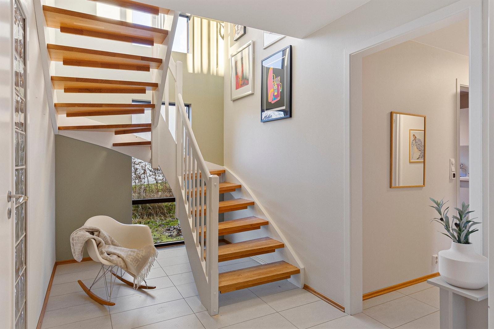 Hall er lys og innbydende, og gir et svært godt førsteinntrykk av eiendommen Galleribilde