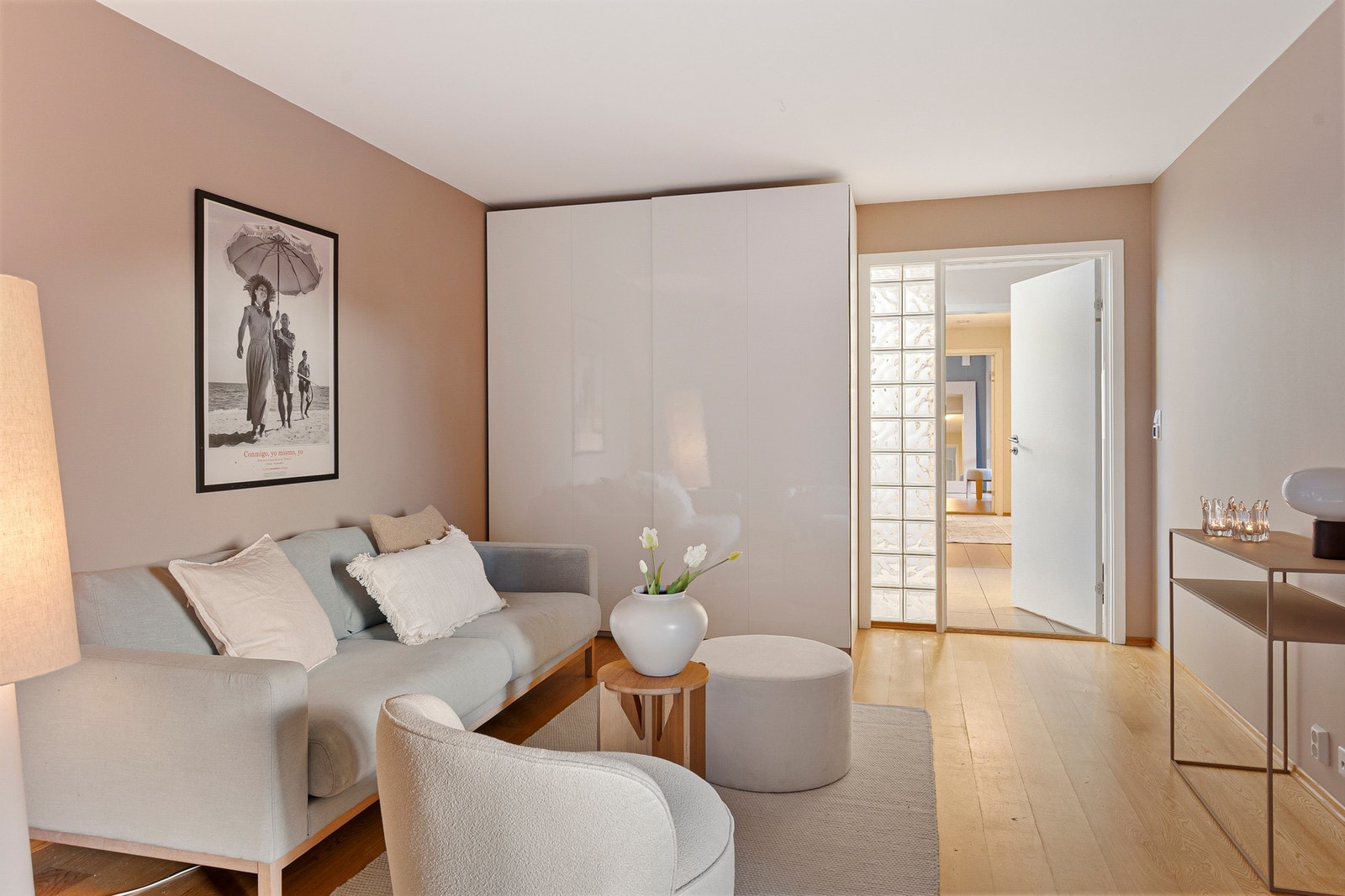 Her har man mange muligheter ettersom rommet er stort og kan møbleres etter ønske og behov. Galleribilde