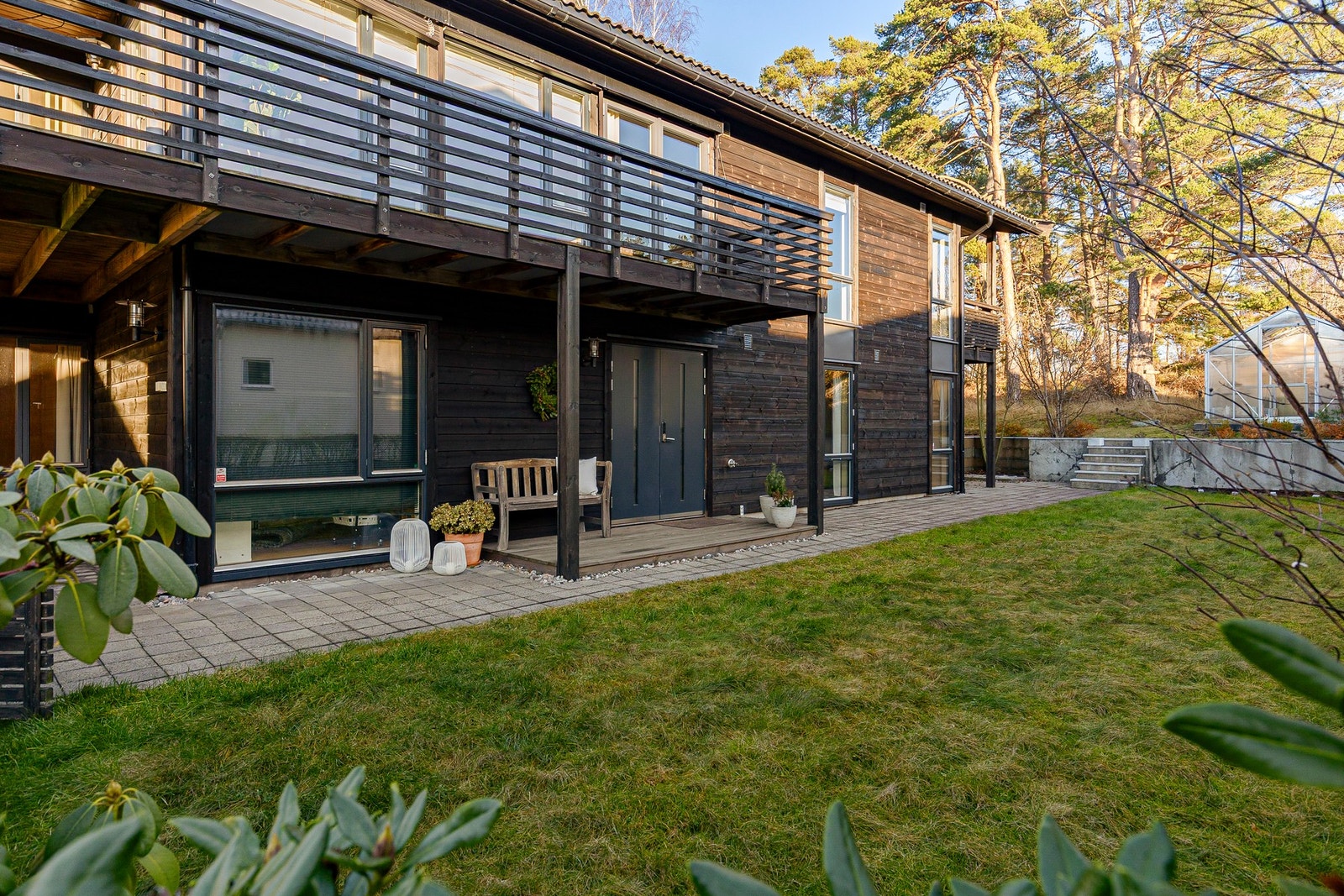 Akkurat passe stor hage for trampoline eller fotball-lek Galleribilde