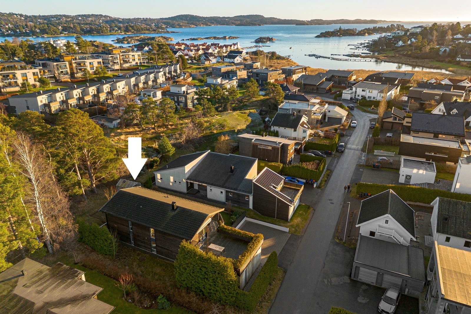 Eiendommen ligger i et veletablert boligområde med umiddelbar nærhet til sjø og natur Galleribilde