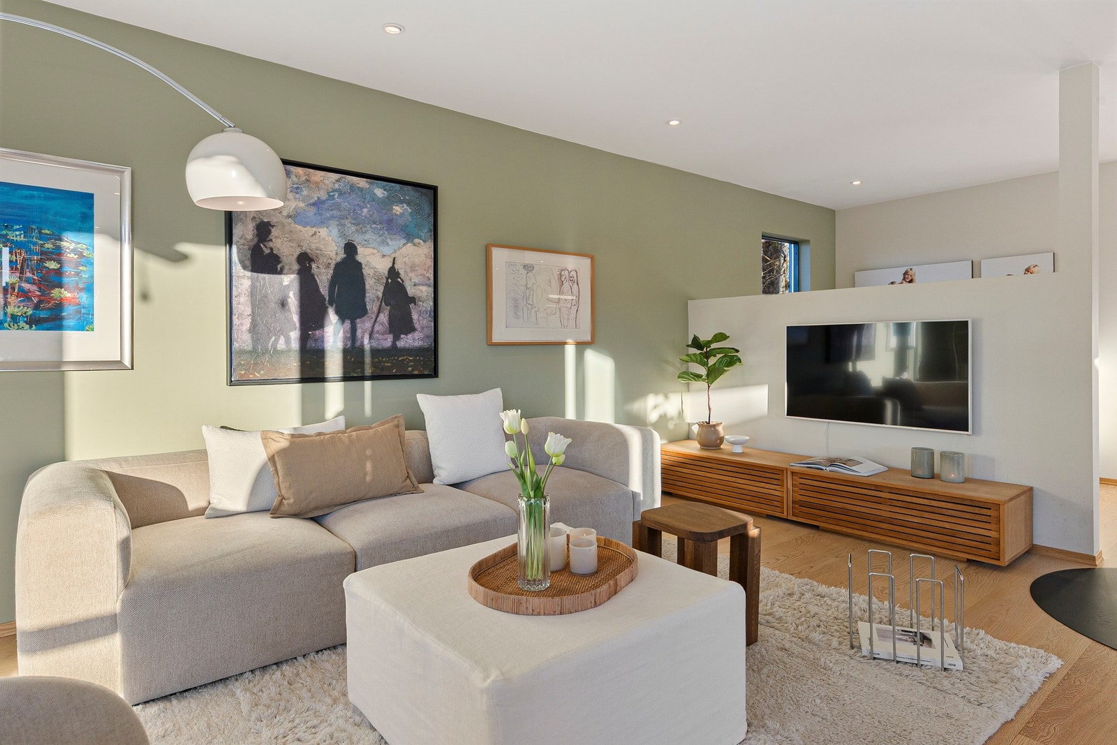 ..som både med sofa -og mediemøblement, samt spisestue Galleribilde