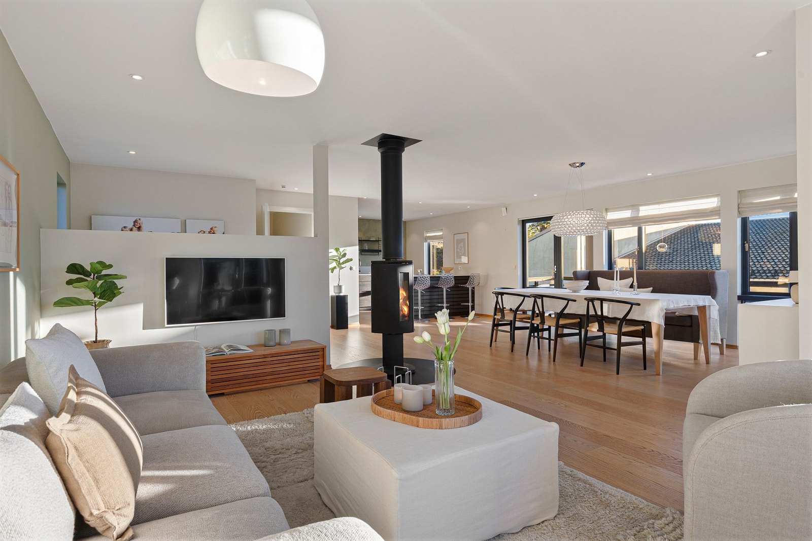 Dreibar peis med glassfront bidrar til både hygge og varme Galleribilde