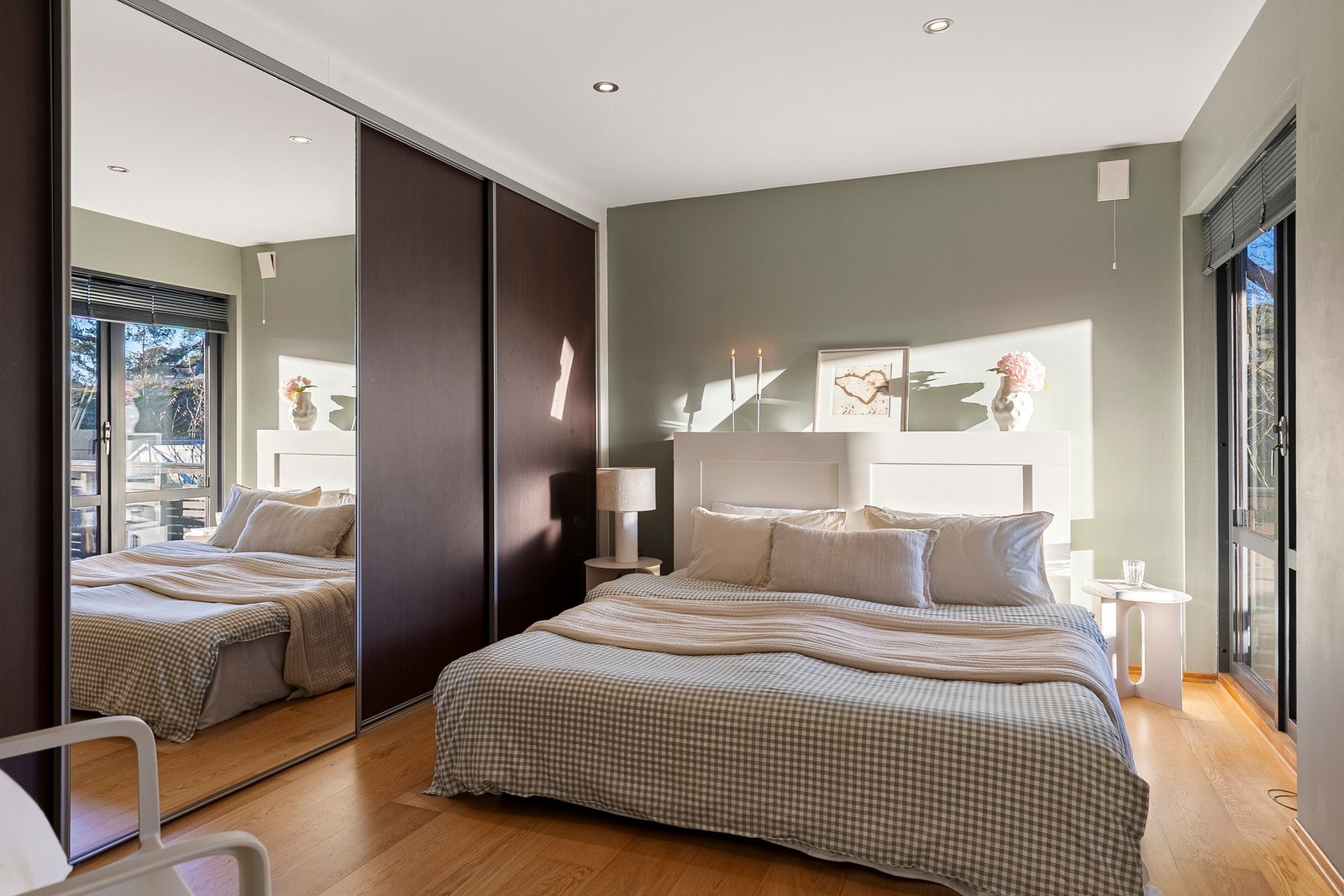 Hovedsoverom med stor skyvedørsgarderobe Galleribilde