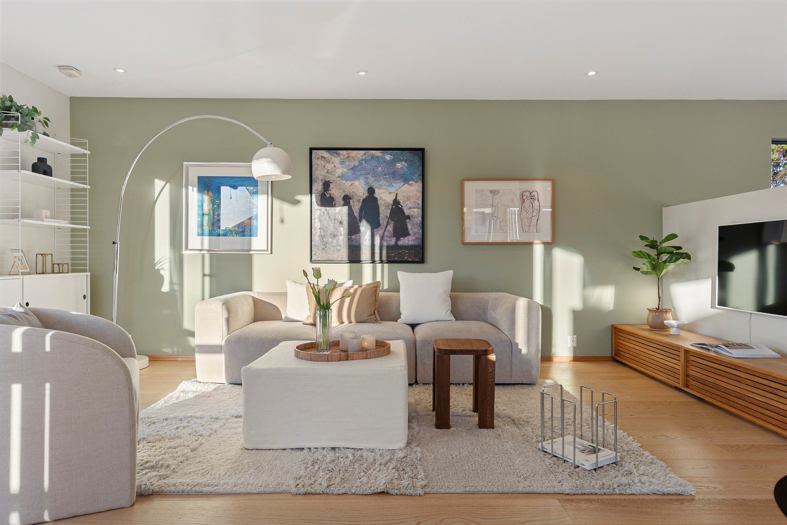 Eiendommen fremstår velholdt og i tidriktige fargevalg Galleribilde