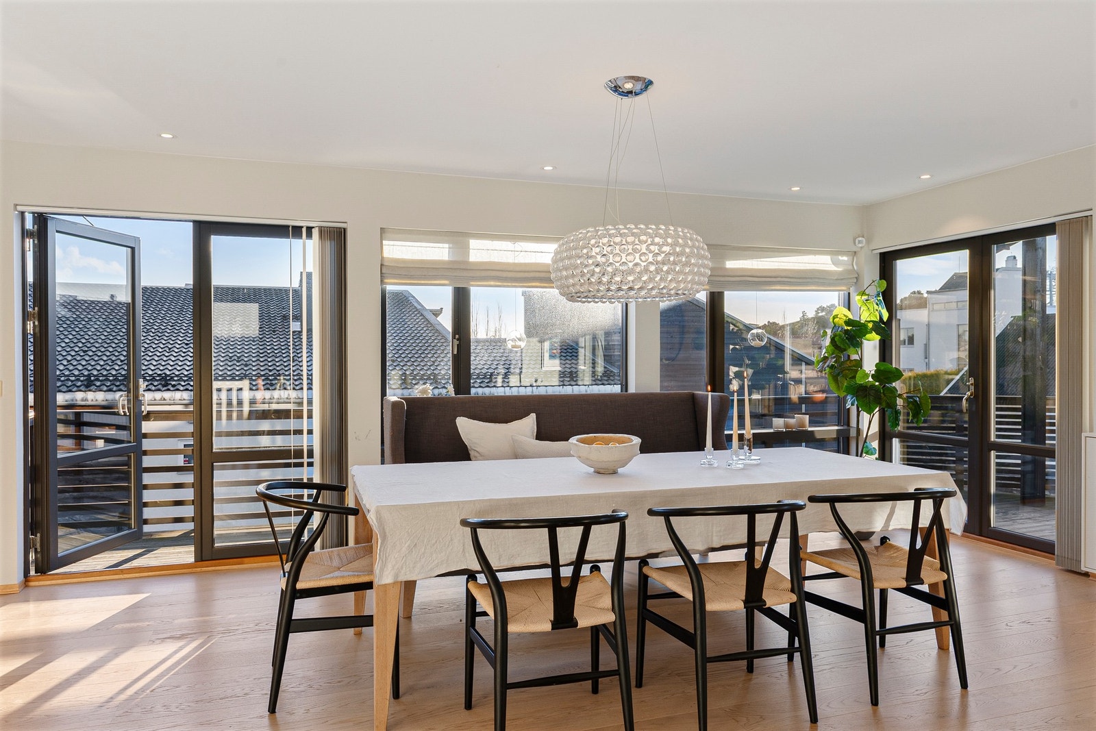 God plass til spisestue og mange gjester Galleribilde