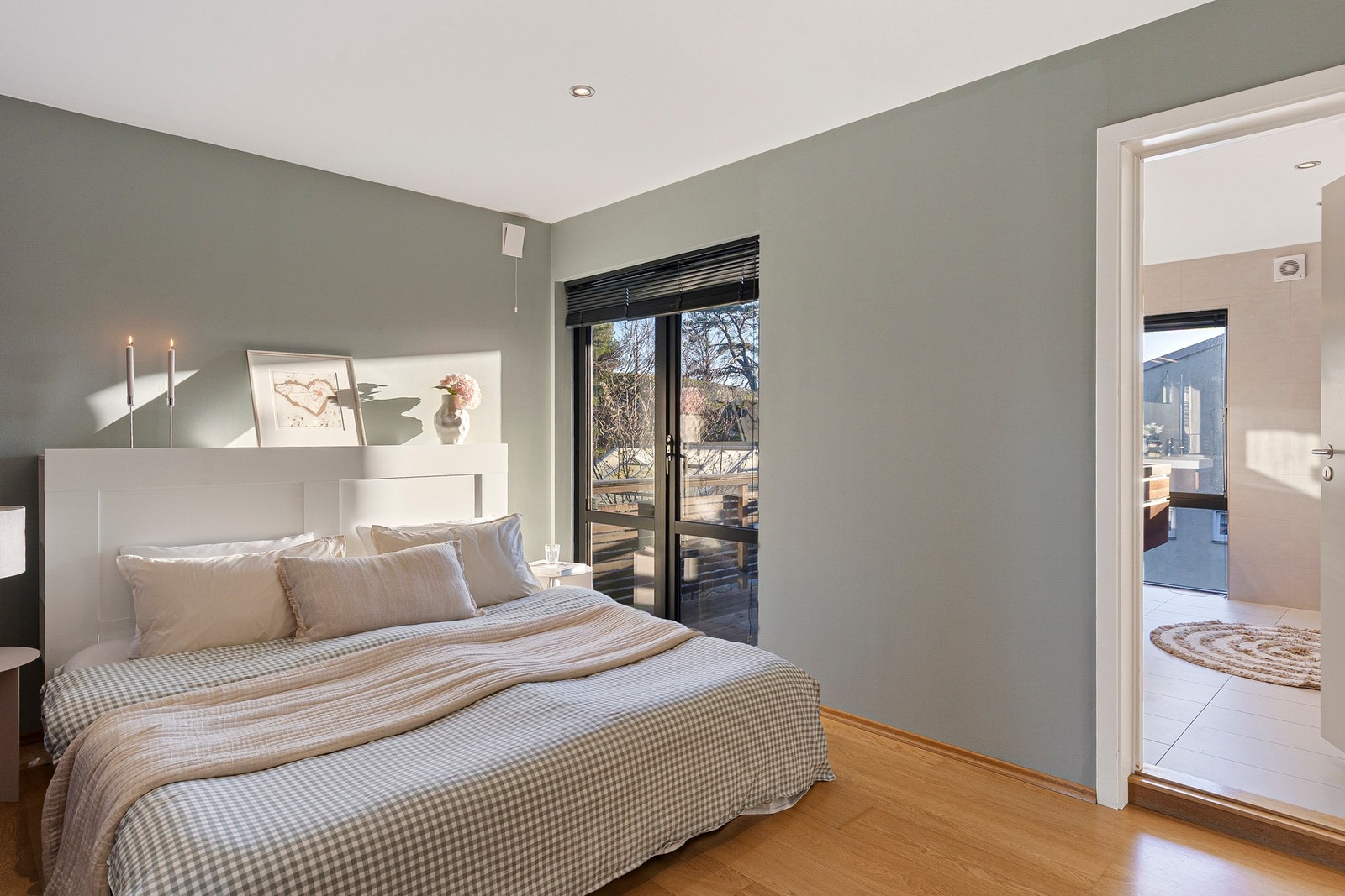 Fra hovedsoverom har man direkte adkomst til master-bad Galleribilde