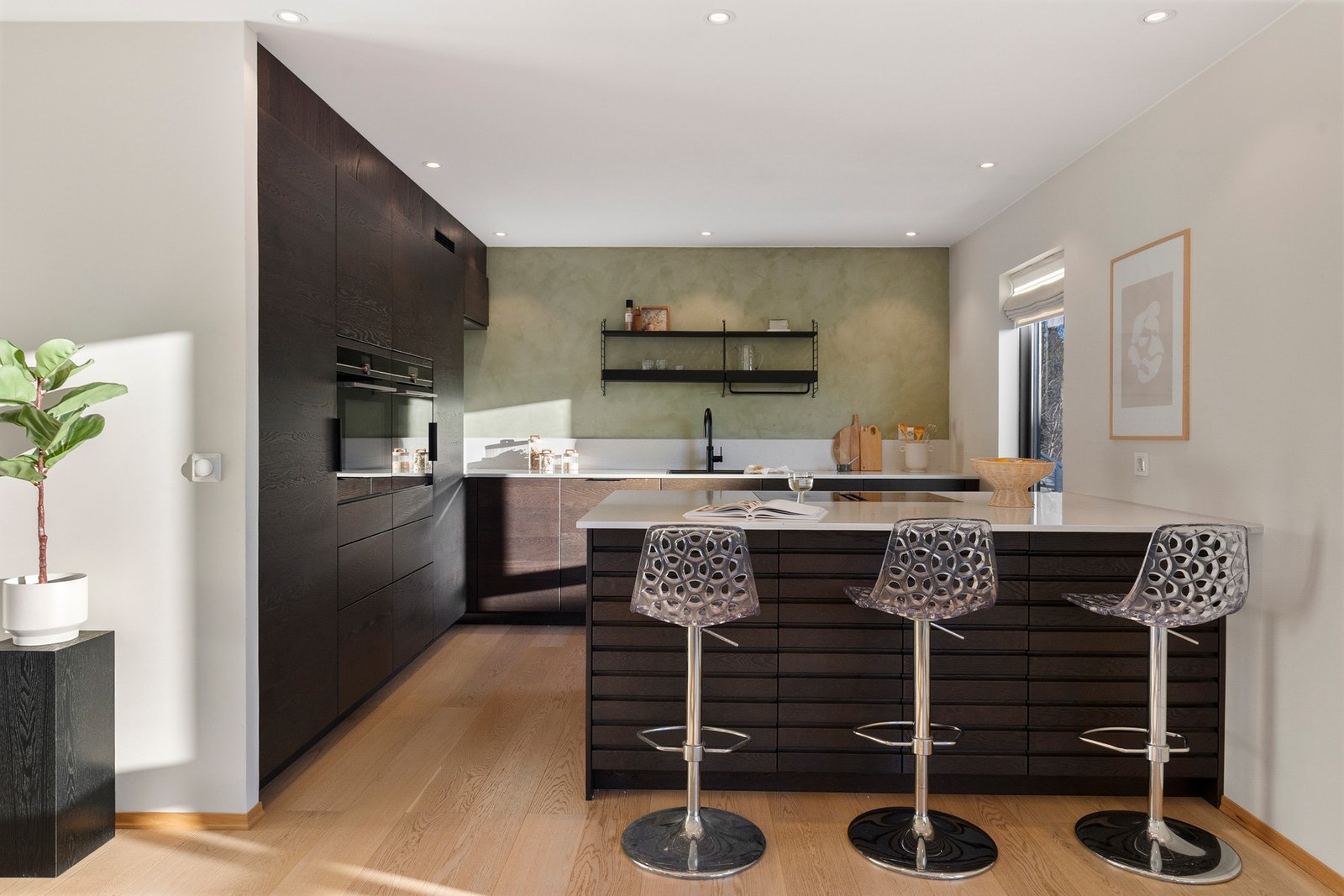 Kjøkkenet er både pent og praktisk Galleribilde