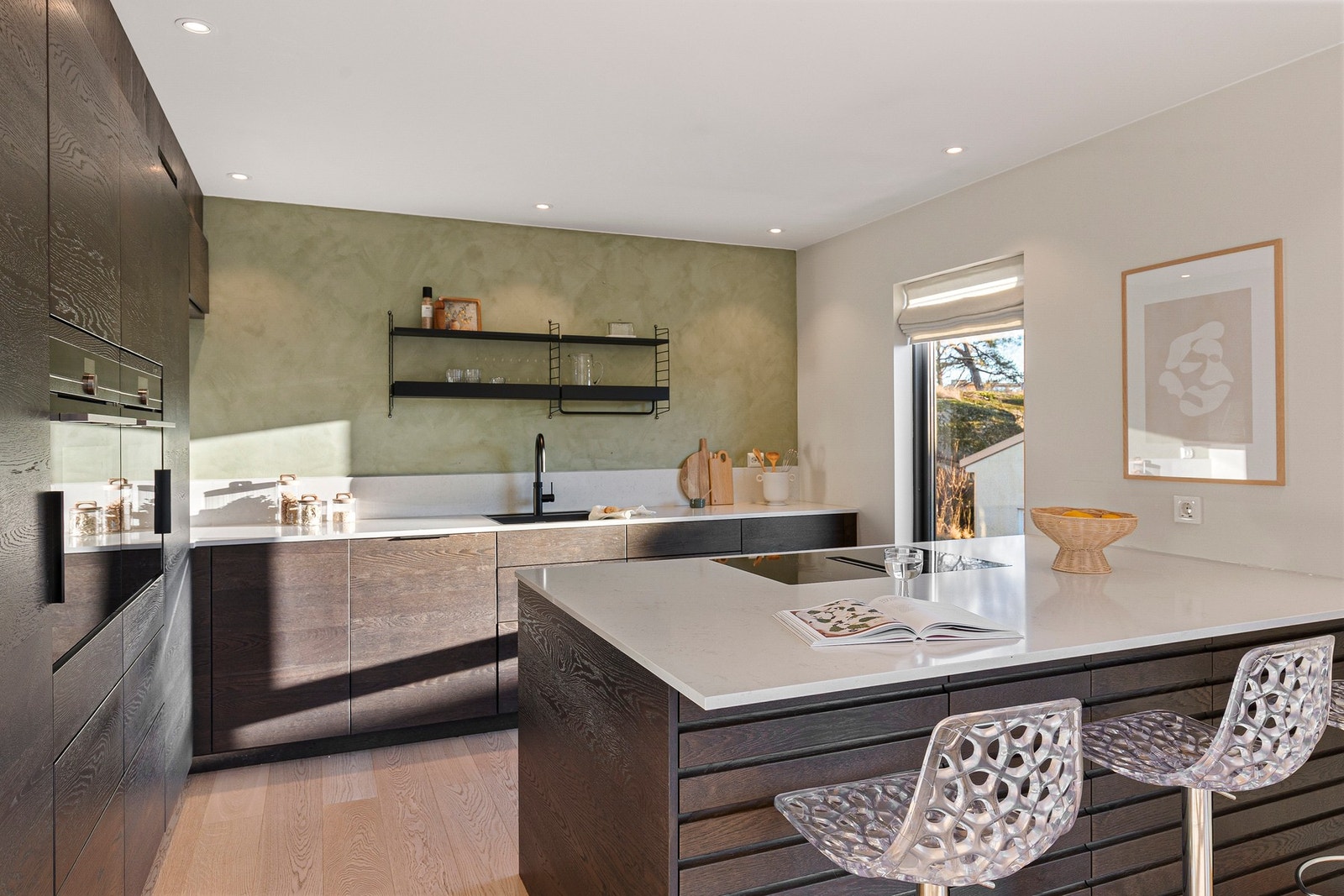 Ved "kjøkken-øy" har man spiseplass - eller plass til gjester mens man tilbereder maten Galleribilde