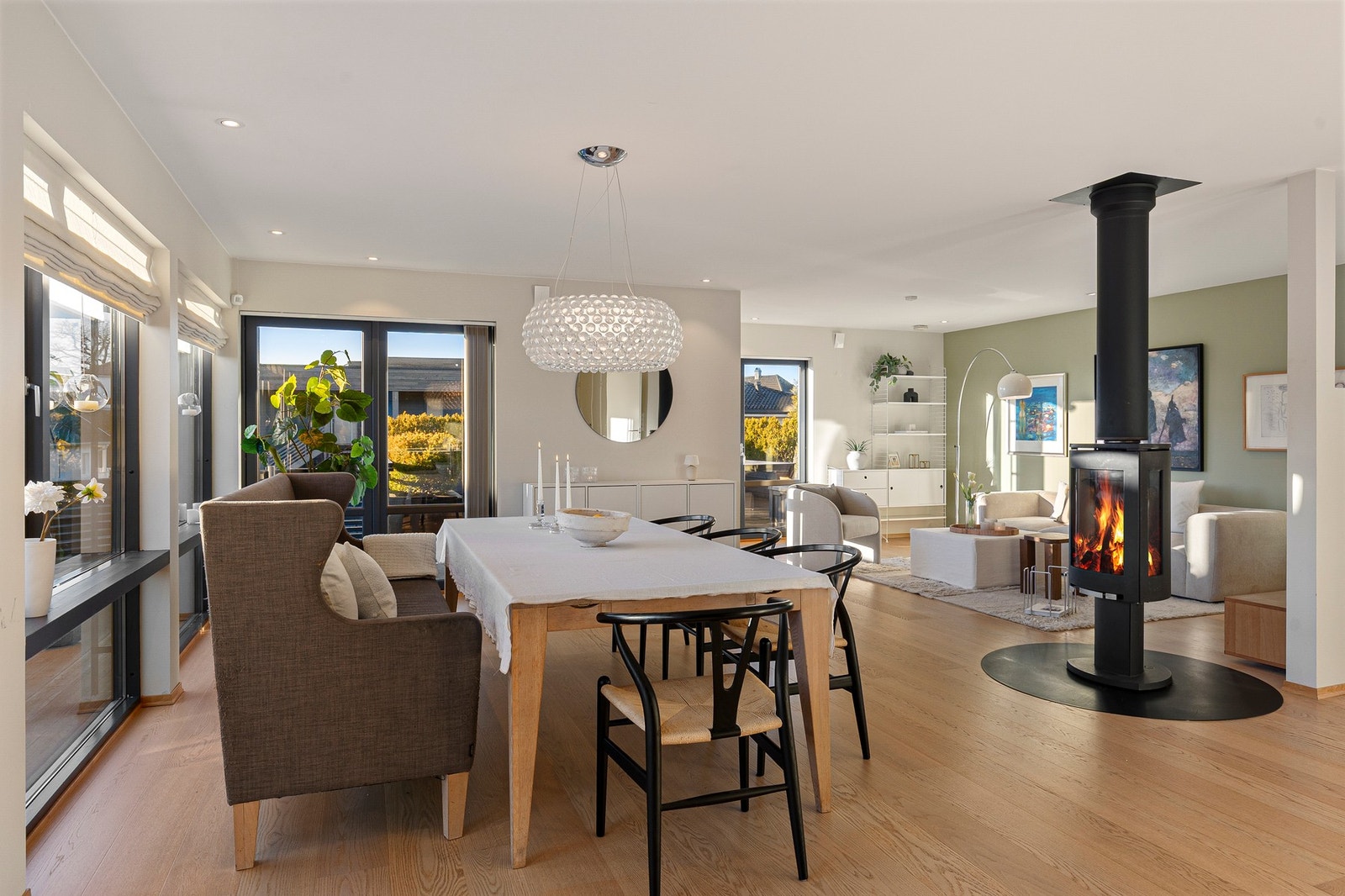 Lys og meget tiltalende stue med flere vindusflater som slipper inn rikelig med naturlig lys til rommet Galleribilde