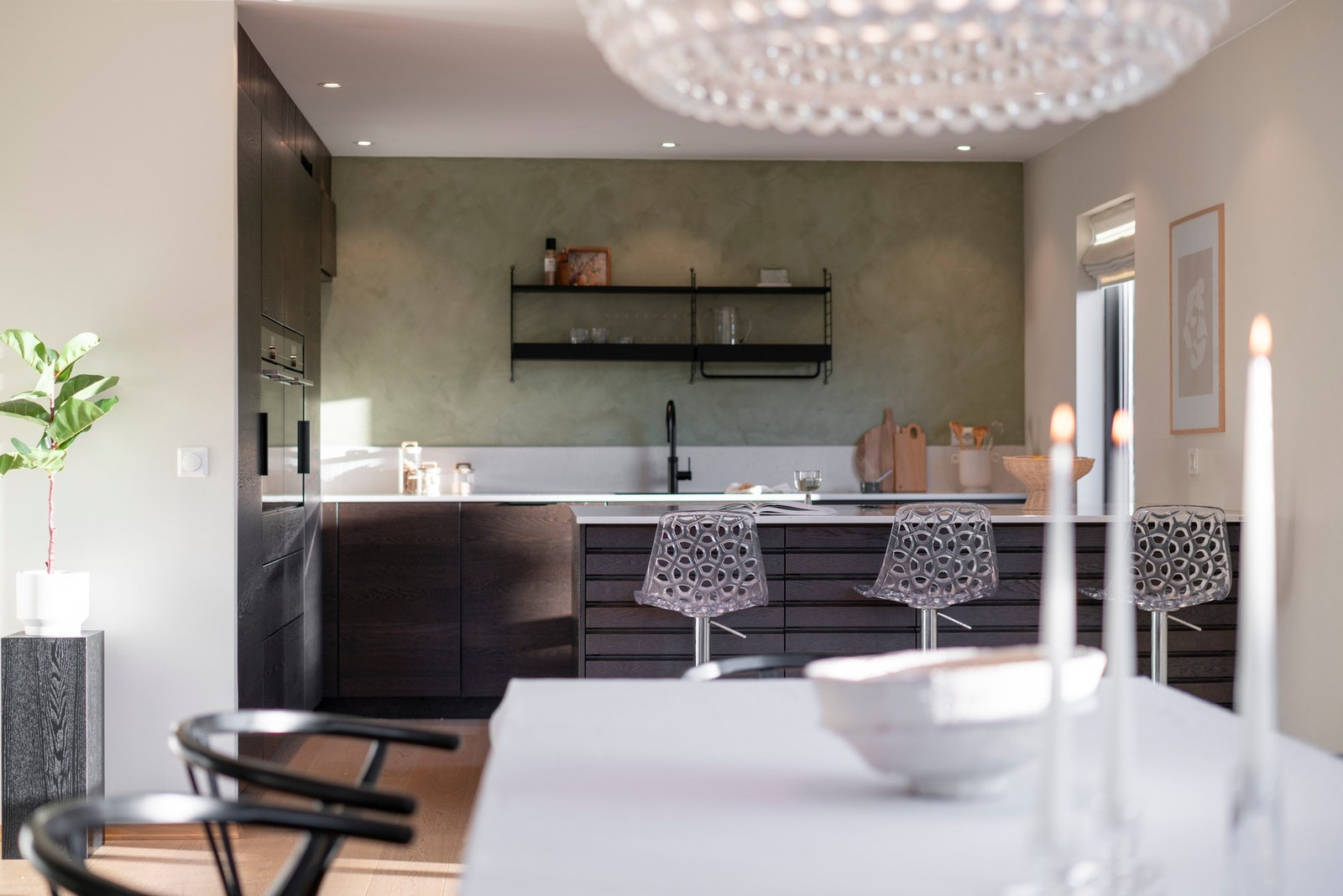 Stuen henger praktisk sammen med kjøkkenet Galleribilde