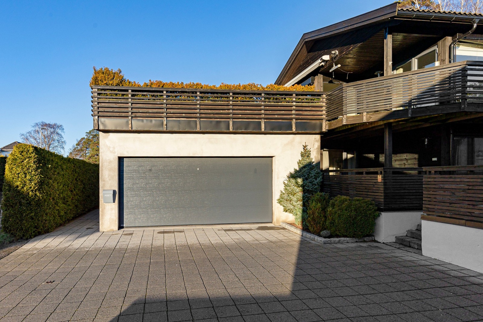 Dobbelgarasje med lader for el-bil Galleribilde