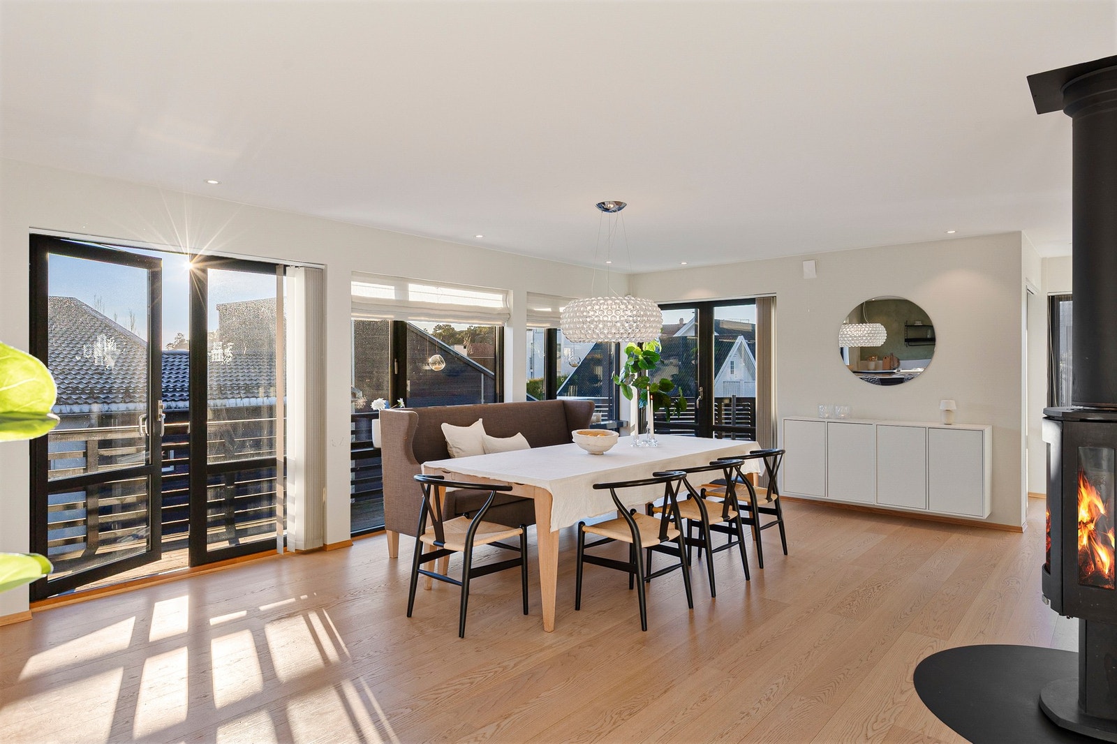 Også her bidrar mange vindusflater til godt lysinnslipp Galleribilde