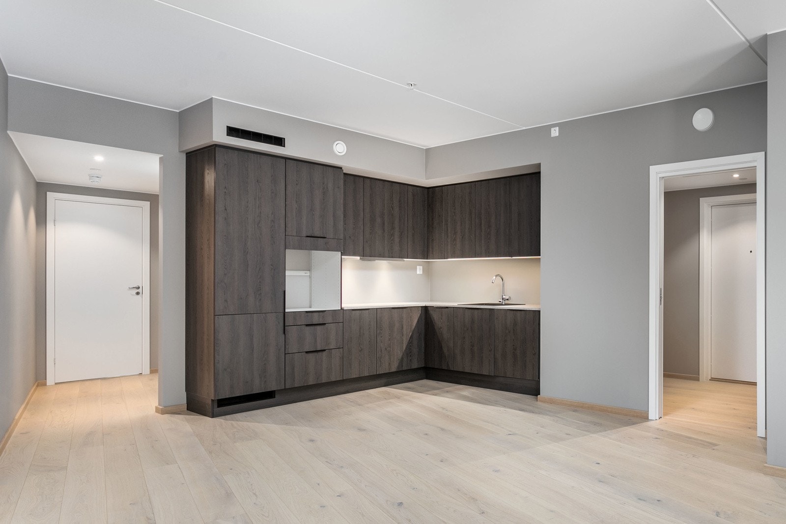 Lekkert kjøkken med avsatt plass til integrerte hvitevarer, fra HTH av type Mood Galleribilde