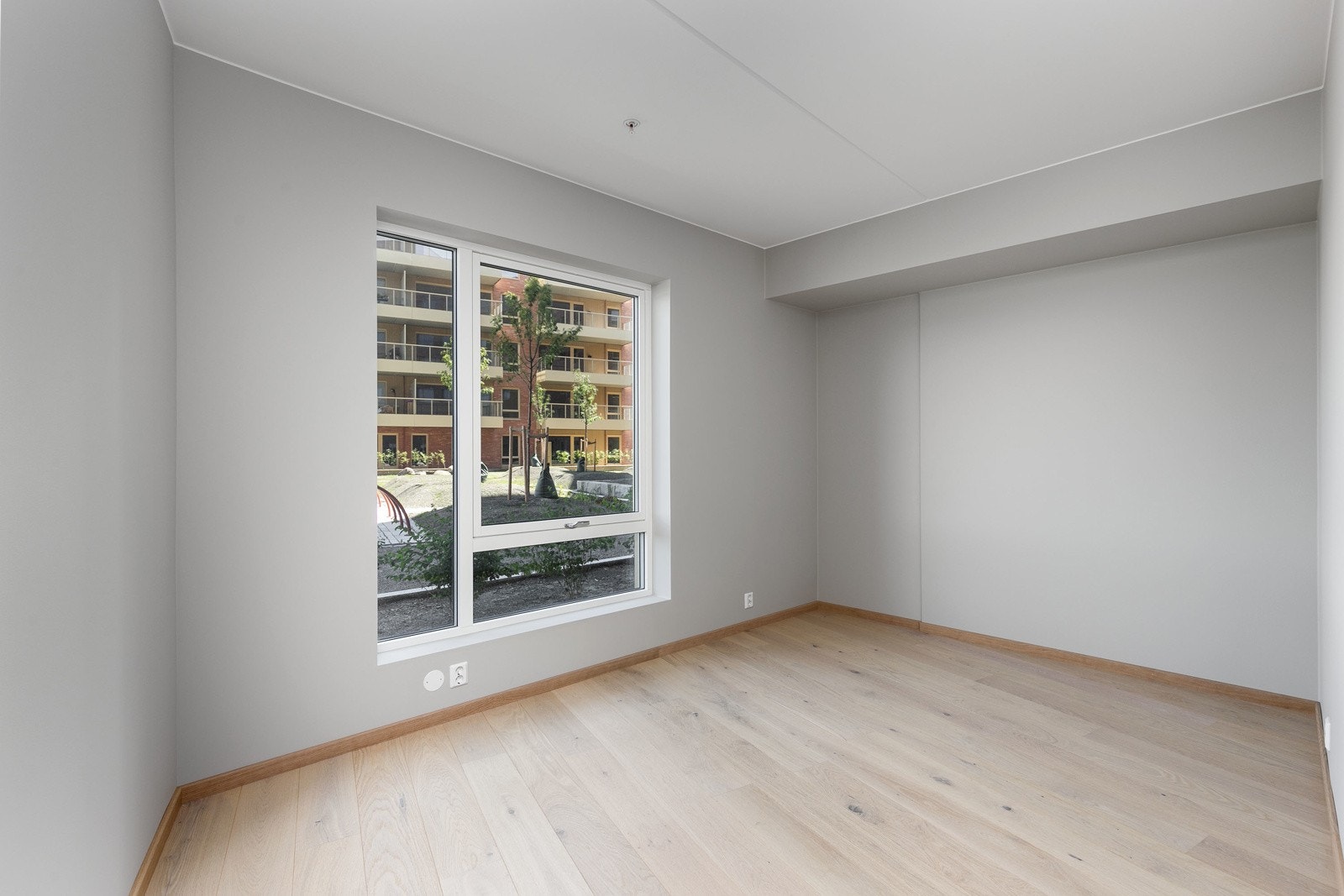 Hovedsoverommet har god plass til dobbeltseng med tilhørende nattbord. Galleribilde