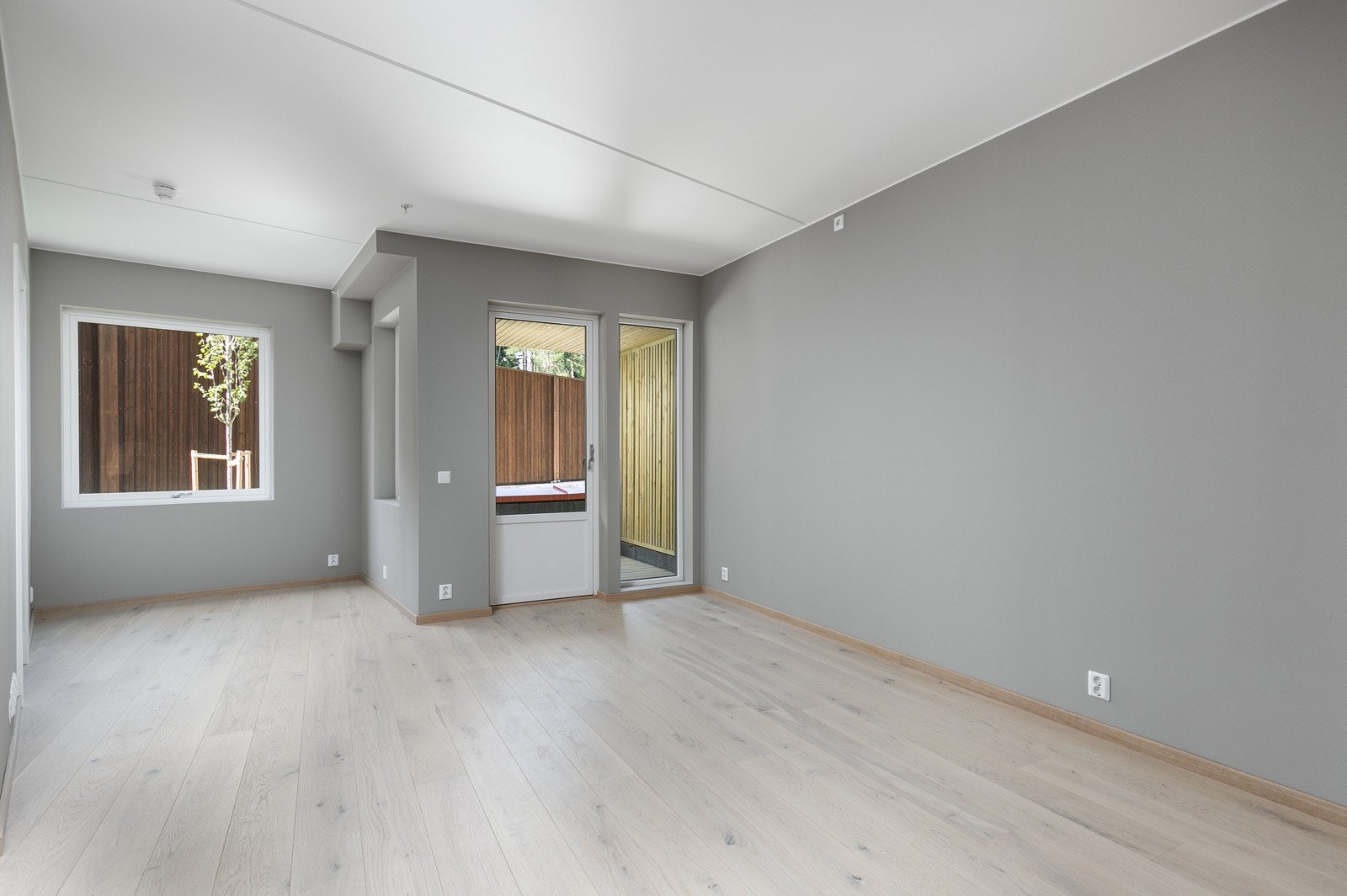 Åpen og innbydende 3-roms selveierleilighet beliggende i byggets 3. etasje, som tilsvarer bakkeplan. Takhøyde på 2,6 meter, med store vinduer som slipper lyset inn. Galleribilde