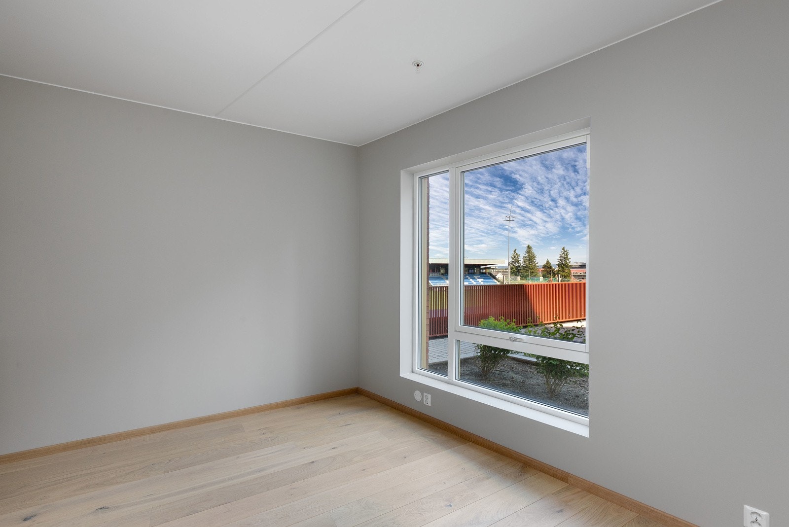 Hovedsoverommet har god plass til dobbeltseng med tilhørende nattbord. Galleribilde