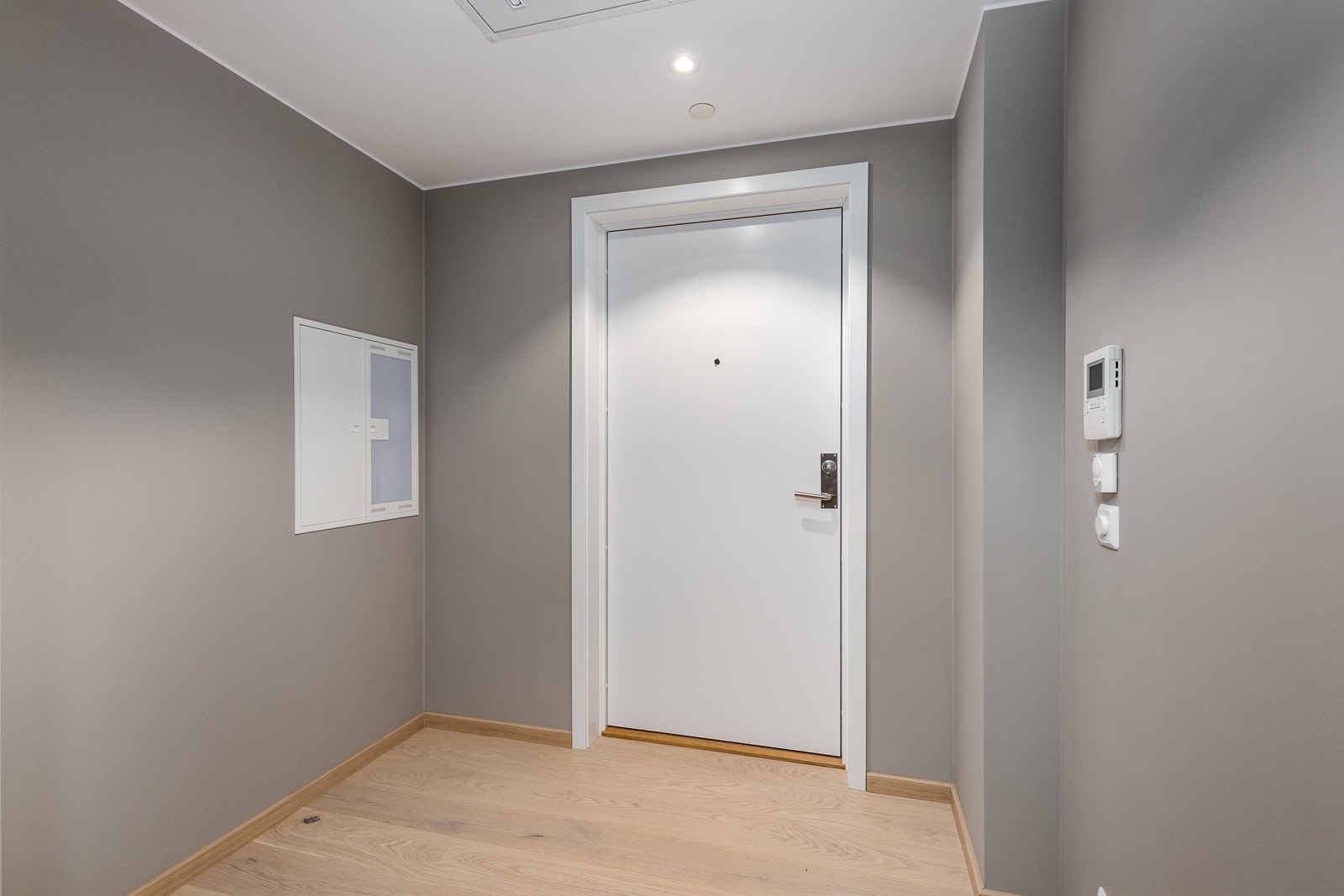 Fin entré med avsatt plass til garderobeinnredning Galleribilde