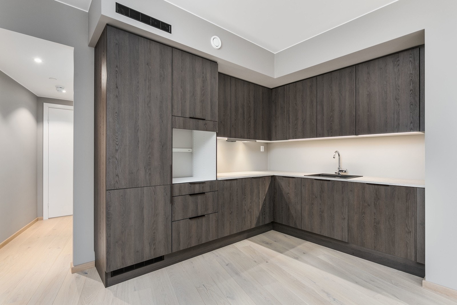 Lekkert kjøkken med avsatt plass til integrerte hvitevarer, fra HTH av type Mood Galleribilde