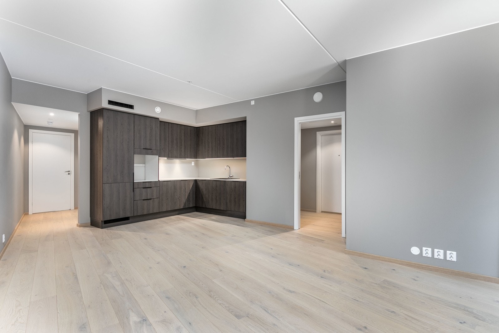 Stuen har tidsriktige og moderne farger som harmoniserer godt. Flott 1-stavs eikeparkett på gulv. Galleribilde