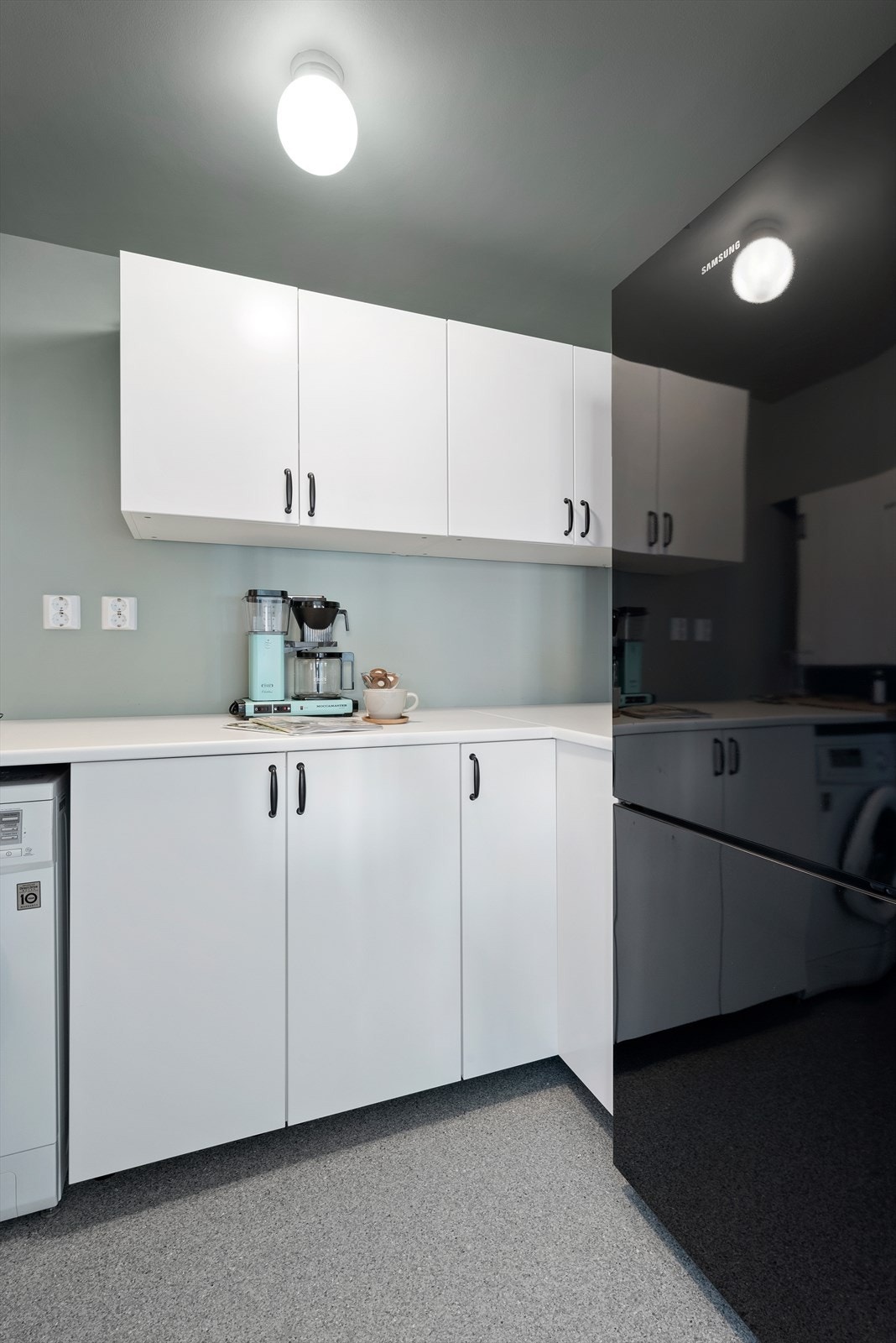 Fra kjøkkenet er det direkte tilgang til vaskerommet på 4m². Her er det ekstra lagringsmuligheter. Galleribilde