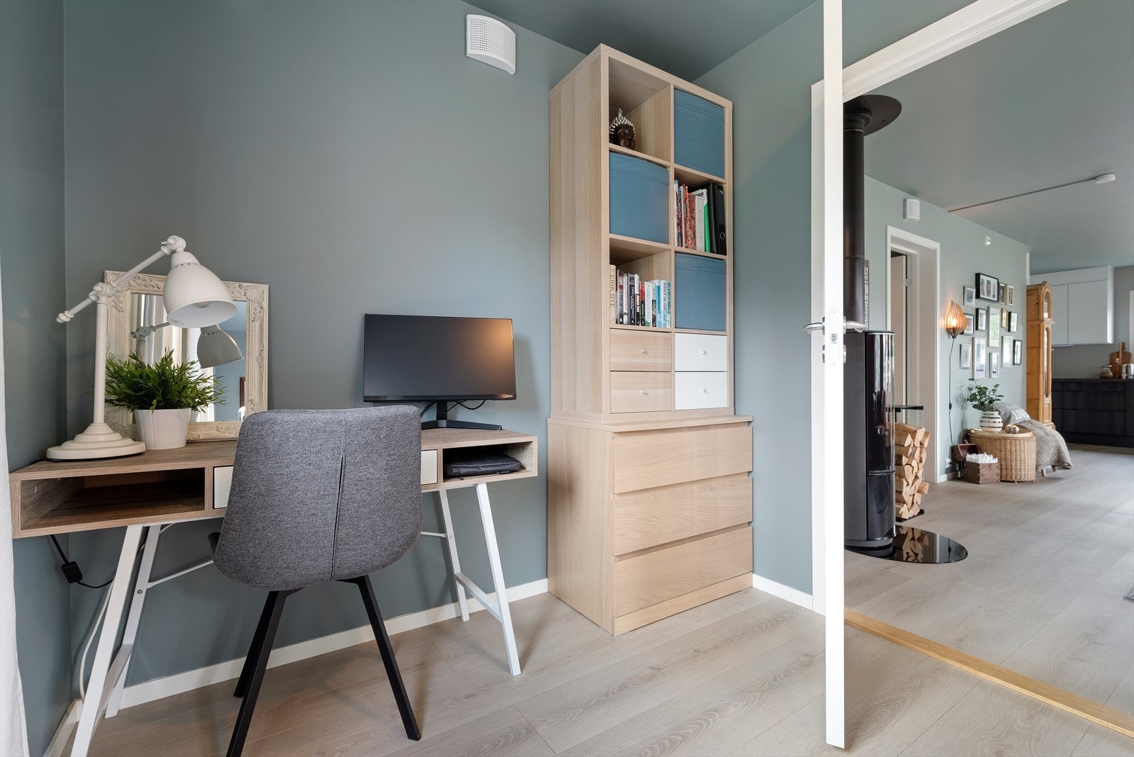 Soverom nummer 2 er i dag møblert med skrivebord, seng og oppbevarings-skap, med flere muligheter for møblering. Galleribilde