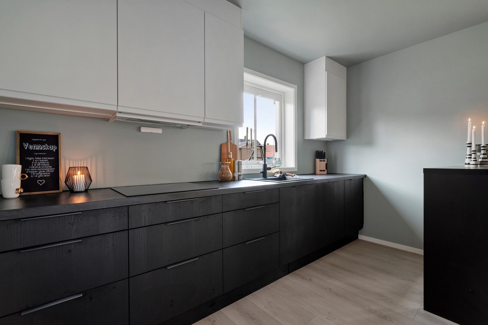 Lekkert kjøkken fra byggår 2021. Kjøkkenets hvitevarer er levert av kvalitetsmerker som blant annet Siemens. Galleribilde