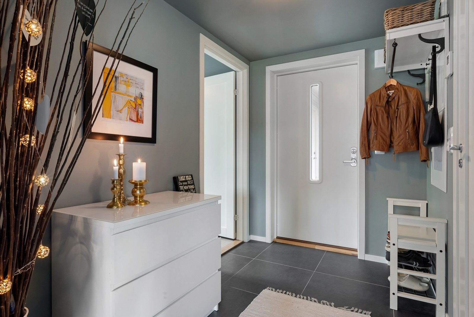 Entreen på 5,5m² med innlagt gulvvarme og flis på gulv. Galleribilde