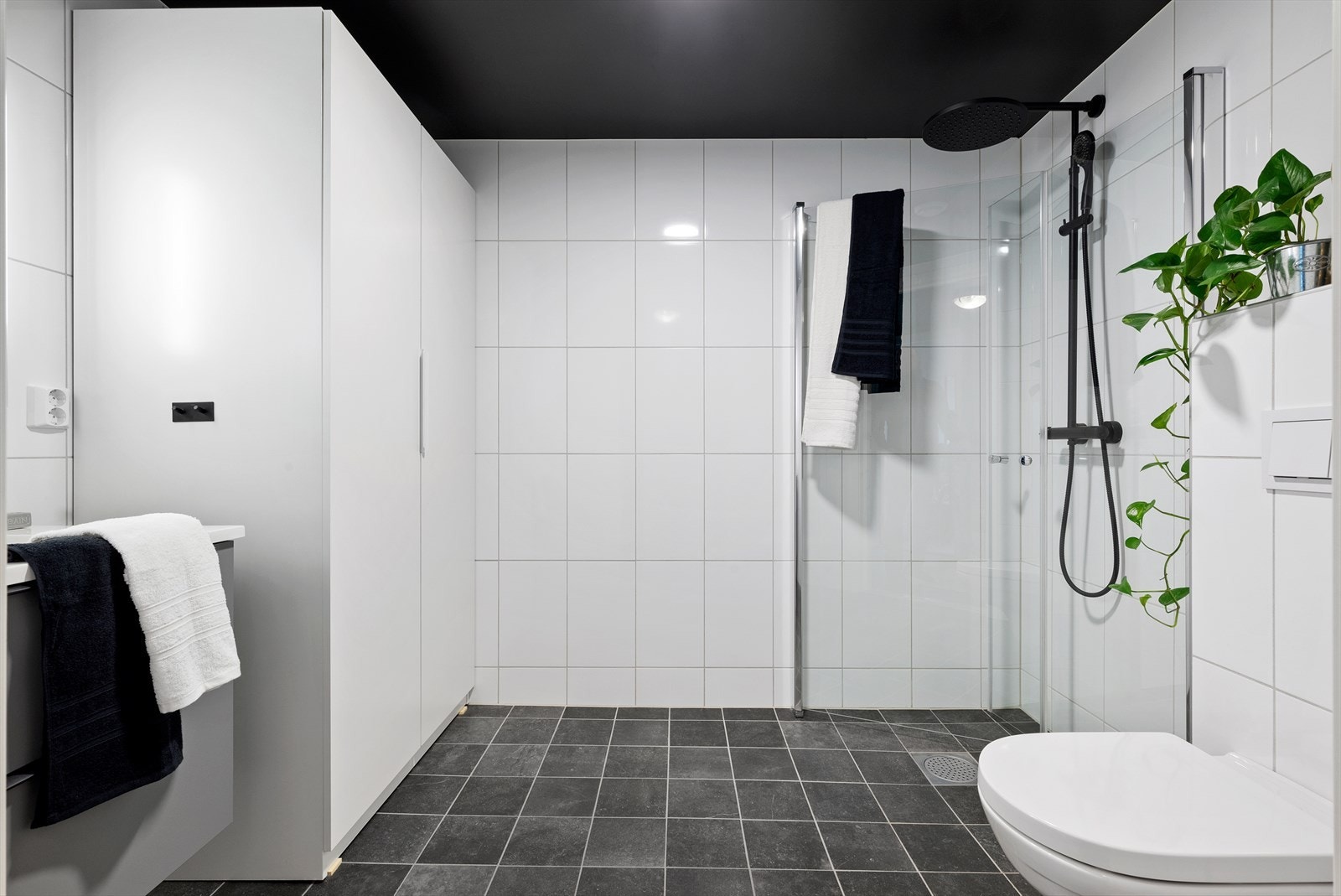 Pent flislagt bad med tildelt tilstandsgrad 0 av takstmann. Galleribilde