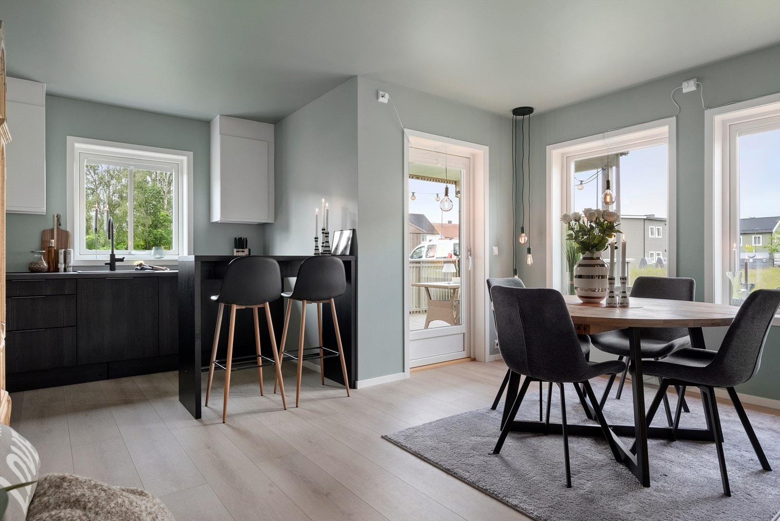 Leiligheten har rikelig med naturlig lysinnslipp gjennom store vindusflater. Galleribilde