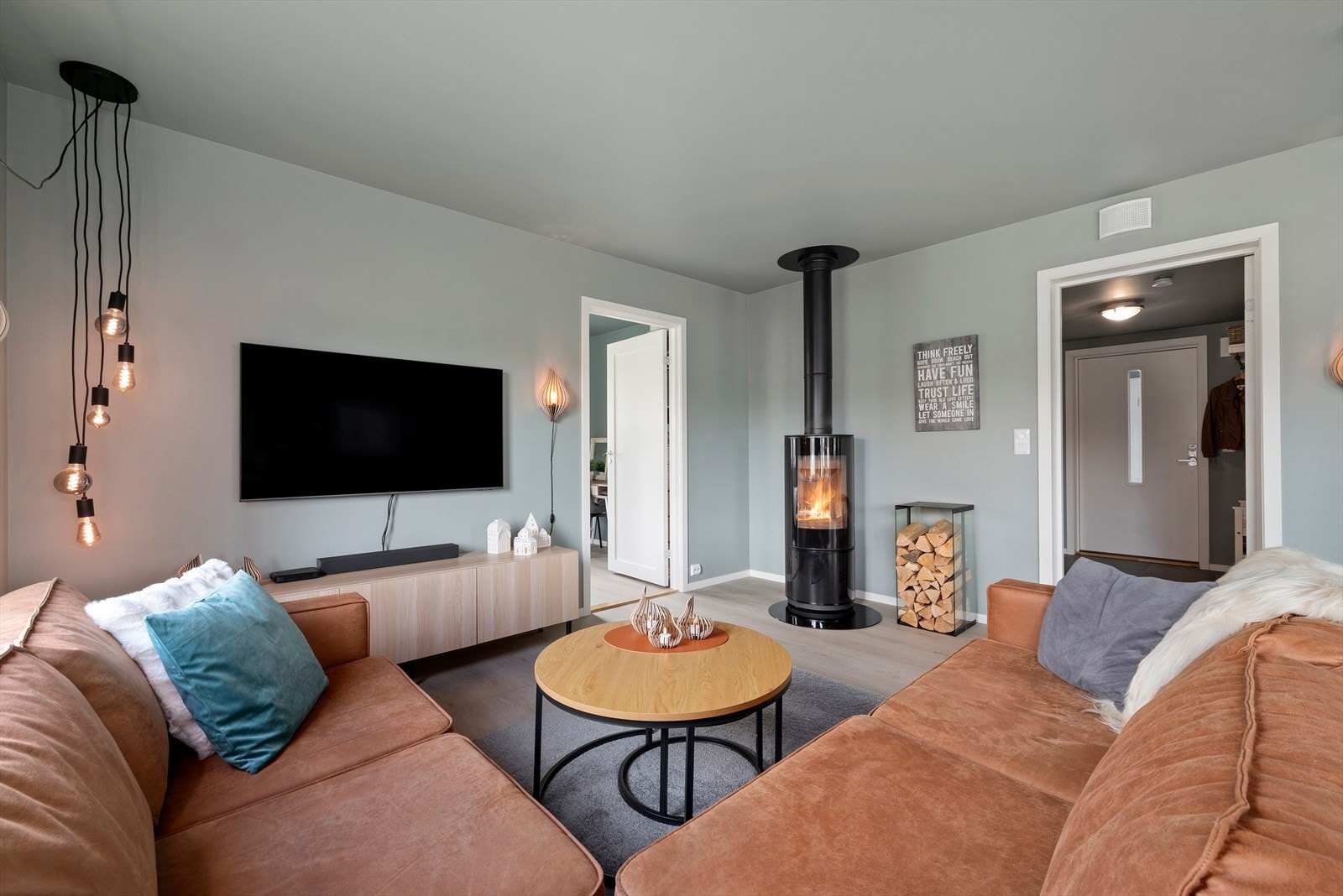 Leiligheten er fra 2021 og er på hele 74 m². Med nybygg-garanti, tilstandsgrad 0 (TG0) og kun ett punkt med tilstandsgrad 1 (TG1) gitt av takstmann, er det ikke noen påviselige avvik. Galleribilde