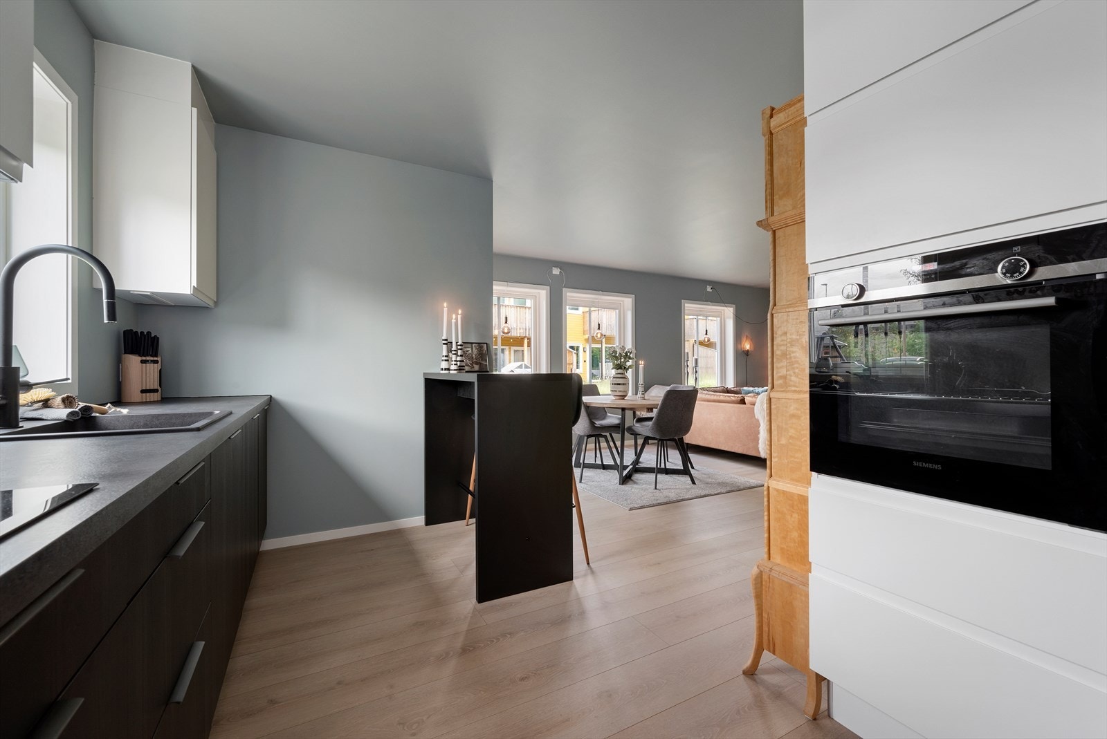 Kjøkkenet er utstyrt med integrerte hvitevarer, inkludert stekeovn, mikrobølgeovn, platetopp, kombiskap og oppvaskmaskin. Galleribilde