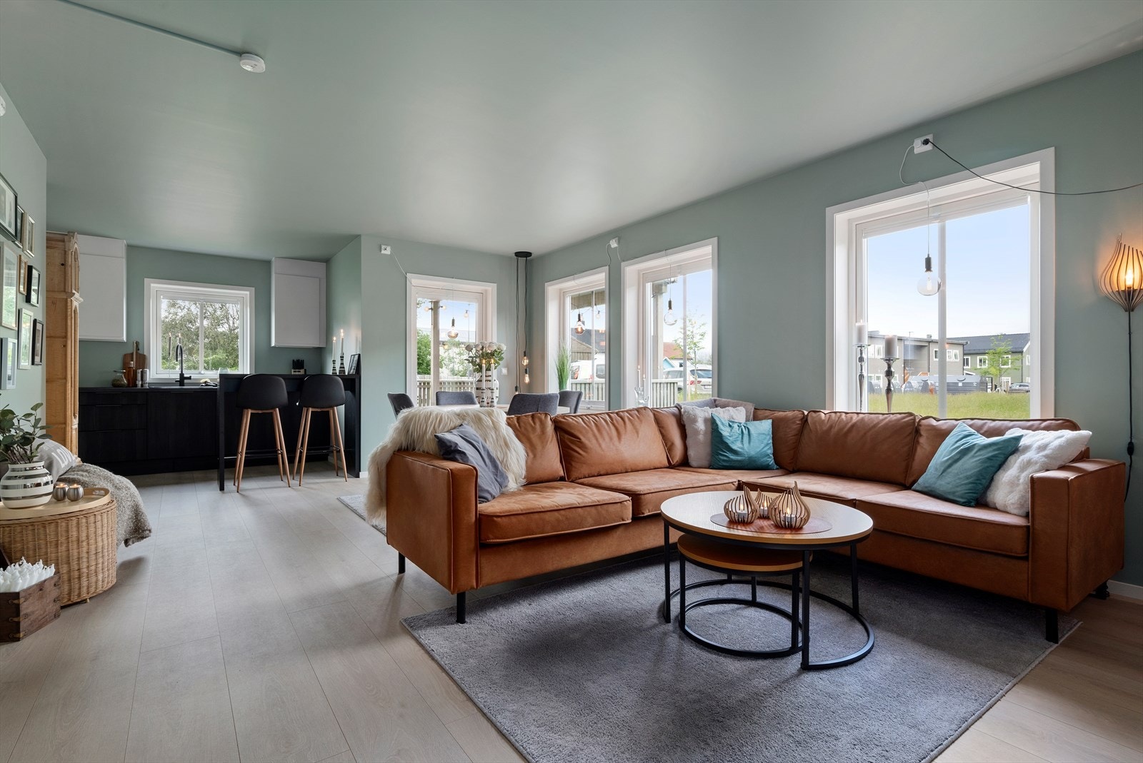 Leiligheten har en moderne og stilren gjennomgående standard, med en praktisk åpen kjøkken-stueløsning på hele 35 m². Galleribilde