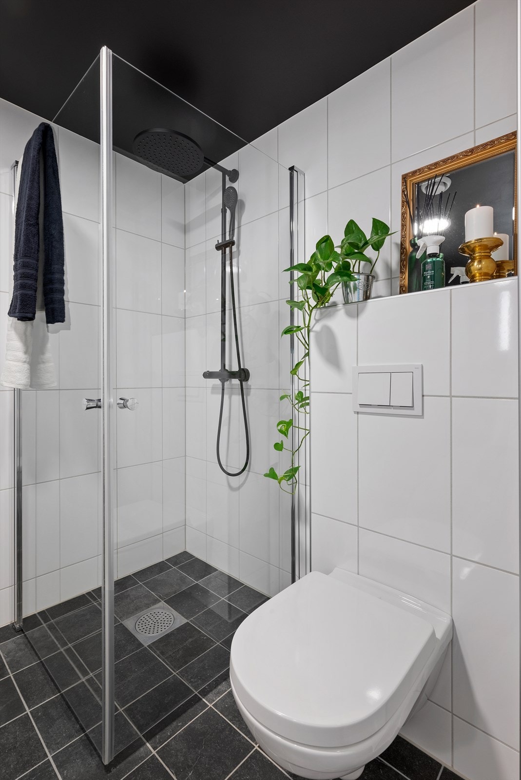 Badet er utstyrt med blant annet downlights i himling, gulvvarme, innfellbare dusjdører, mekanisk avtrekk, servant, servantskap og veggmontert wc. Galleribilde