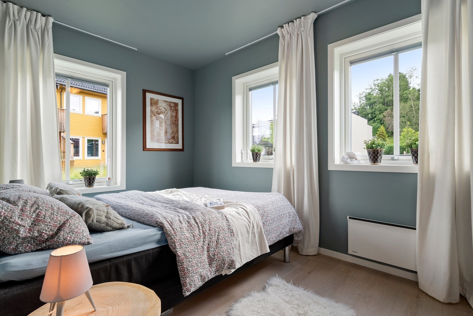 Soverom nummer 2 er også av god størrelse på 10m², og godt med naturlig lysinnslipp. Galleribilde