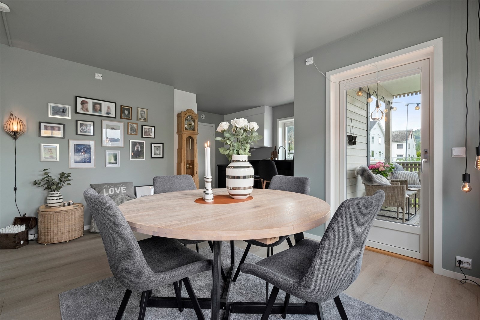 Leiligheten har flere ulike oppvarmingsmuligheter, blant annet vedfyring for et behagelig inneklima, samt panelovner og gulvvarme på bad og i entré. Galleribilde