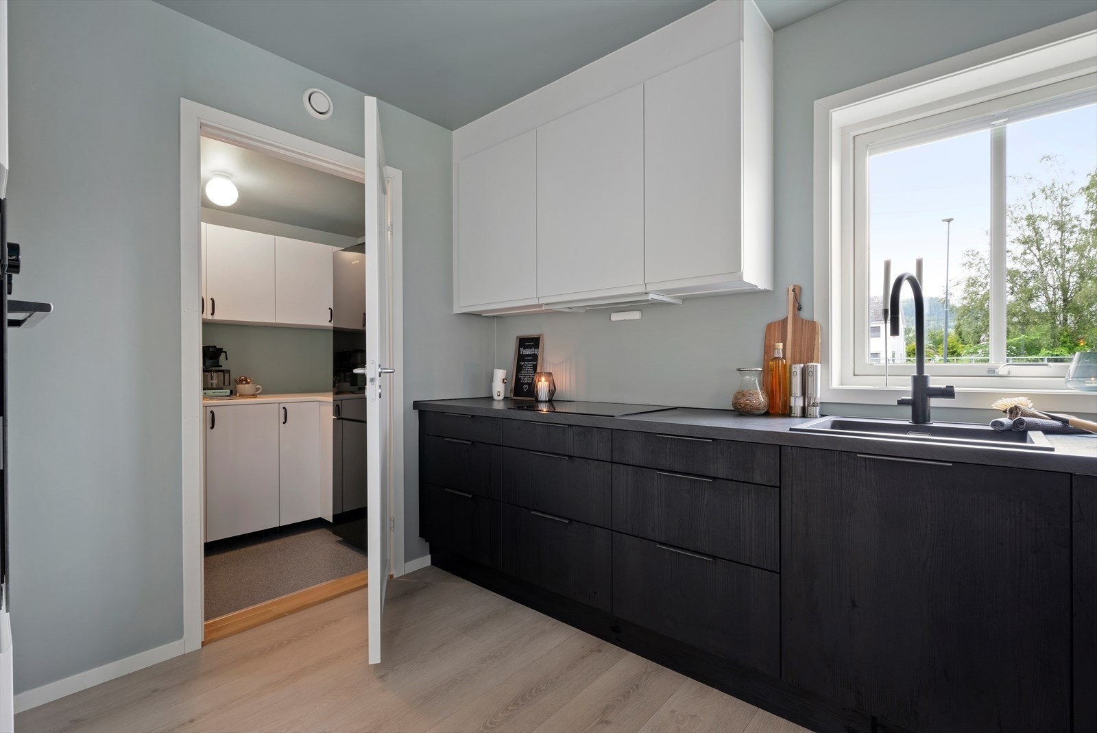 Kjøkkenet har god benkeplass og rikelig med skapplass med vudert tilstandsgrad 0 av takstmann. Galleribilde