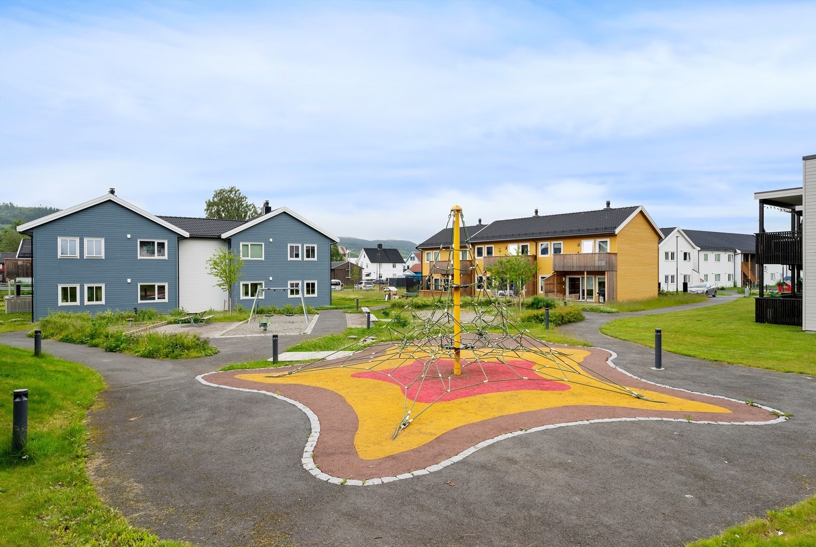Fellesområdet er pent opparbeidet med grøntarealer, stor lekeplass og asfalterte internveier - perfekt for både små og store. Galleribilde