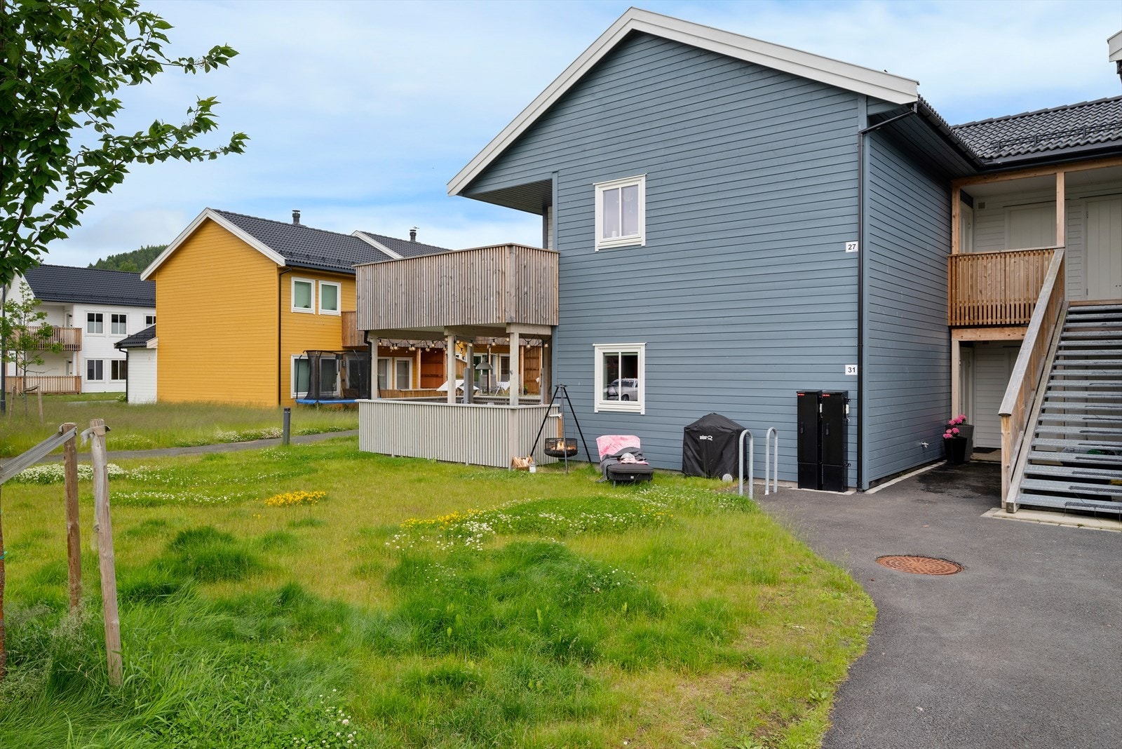 Leiligheten ligger sentralt til på landlige Ler i Melhus kommune, en attraktiv og voksende kommune rett sør for Trondheim. Området har et aktivt idrettsmiljø med gode tilbud innen ski, håndball og fotball gjennom det lokale idrettslaget. Galleribilde